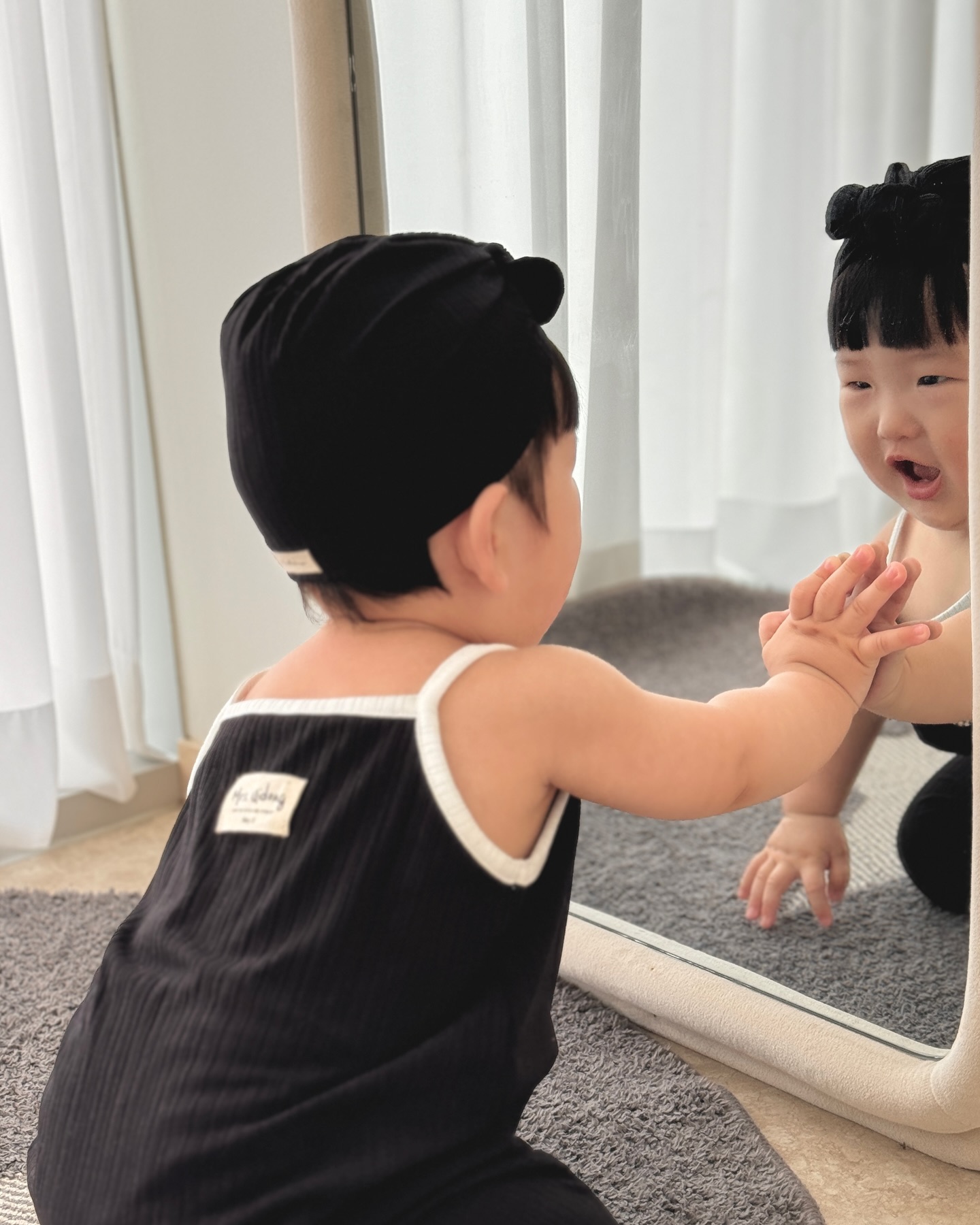 #일상피드 #일상기록📷 

.
.

친구들이랑 워터룸 나드리🫶🏻
신나 신나 물놀이도하고~ 튜브에 엎드려 둥둥~

친구들이랑 신나게 놀구~
사진 찍을때 잠들락 말락한거 깨웠더니,, 짜증 엉엉😭

단체샷은 죄다 우는 사진뿐이지만
그래두 재미났다🙌🏻

물 적응했으니
물개 엉아들이랑 물놀이 많이 댕기쟈🏊🏻

.
.

#워터룸키즈카페 #워터룸나들이 #임동친구들 #9개월아기 #인생첫수영장 #물놀이🐳