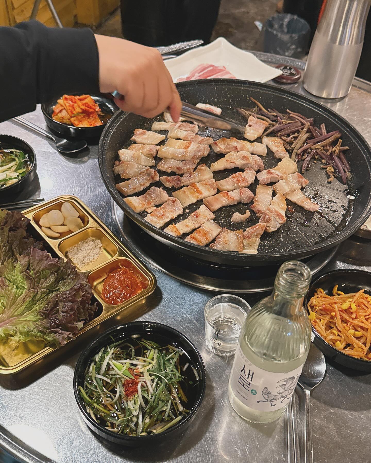 짝꿍왈/,
”우리 공주는 고기를 왜 이렇게 좋아할까? 육식공주야?“
ㅋㅋㅋㅋㅋㅋㅋㅋㅋㅋㅋㅋㅋ
만날때마다가 고기섭취로 육식공주라 불린지 어언 1개월..
오늘은 삼삼데이니까 삼겹살은 필수로 먹어조야지 <33
잠도 많이 자고 보고싶었던 파묘도 보고 푹 쉬었다 이번 주말!