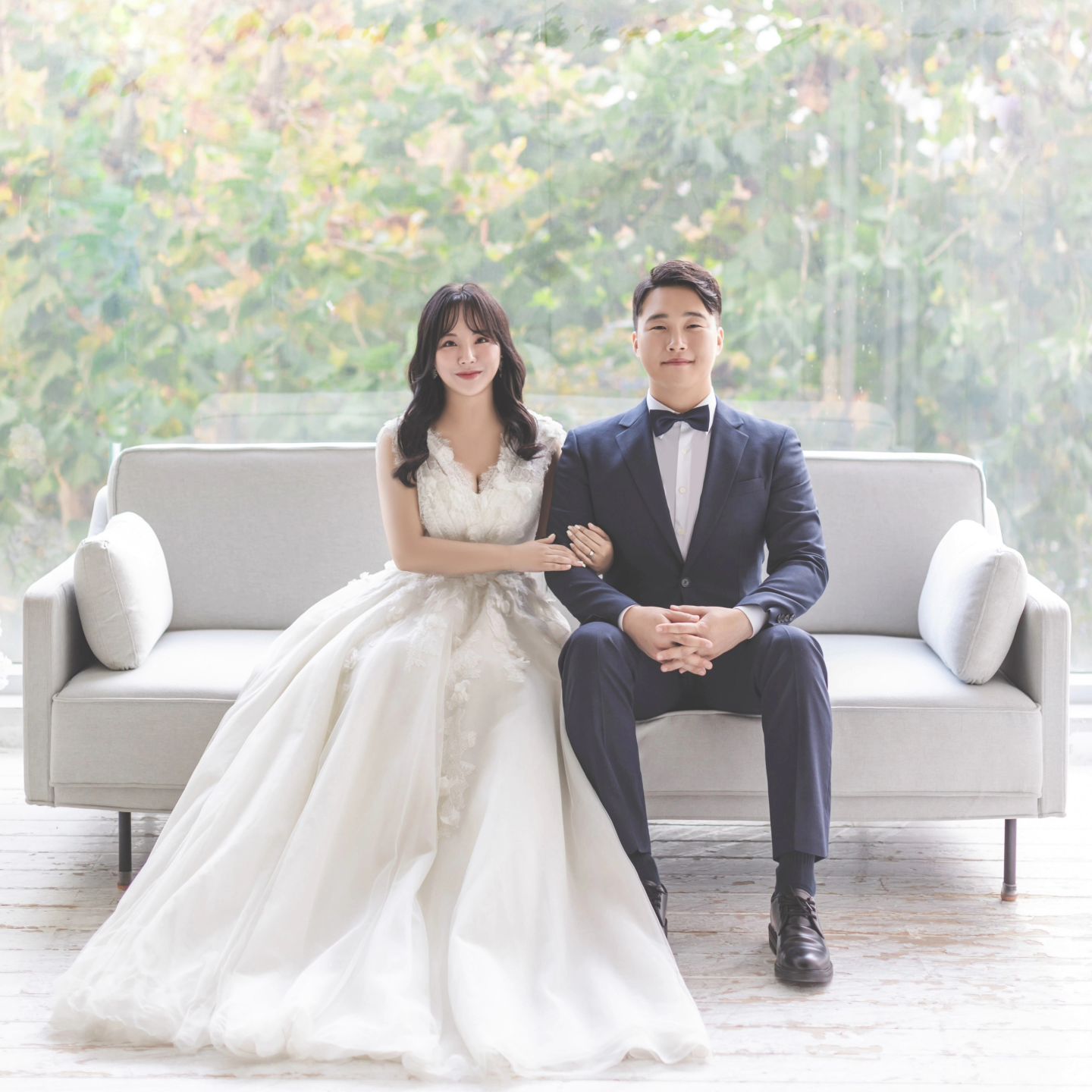 ❤️🤵🏻‍♂️ 박성만 🤍 👰🏻‍♀️ 김은해 ❤️
2024.03.30 (토) PM 14시 30분
영등포 해군호텔 세인트홀
저희 결혼합니다!

2년 전 우연한 만남으로 연을 맺고,
연애의 온도가 같은 저희 두사람이 지금까지 사랑을 이어오다
이제는 부부가 되어  평생 함께 하고자 합니다.
생각나고 떠오르는 분들이 많지만
극강 F인 신부의 성격탓에 오랜만에 드리는 연락이
부담되지 않을까 선뜻 소식을 못전한 분들이 많습니다.
너그럽게 이해해 주시고 먼저 연락 주신다면
너무나 감사한 마음으로 소식 전달 드리겠습니다.

귀한 발걸음으로 축하해 주시는 모든 분들과
멀리서 보내주시는 따뜻한 마음 감사드립니다.
평생 잊지 않고 행복하게 잘 살겠습니다 🥰

조금은 부끄럽지만 색다른 우리의 모습이 담긴
모바일 청첩장은 프로필 링크에 있습니다.
직접 와주셔서 축하해주신다면 그 감사함 평생 잊지않고
살도록 하겠습니다.