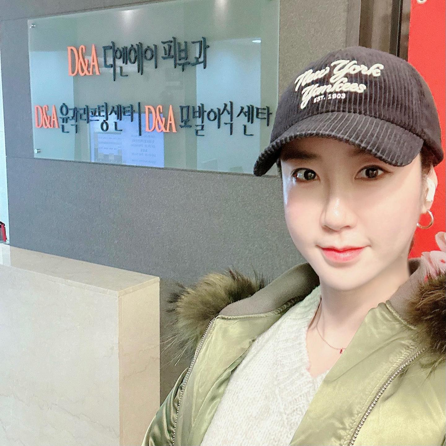 .

저번에 이어 두번째로 왔어용 디앤에이피부과!!

인어젯 원조로 워낙 유명한데, 
처음 갔을때보다 확실히 두번째 느낌이 
더 바로 오는거 같아요~!! 👍

인어젯은 인모드+에어젯을 함께하는 시술인데요,
인모드랑 슈링크만 해보셨던 분들! 
꼭 에어젯과 같이 하시는걸 완전 추천드려요~!
함께하면 눈에 보이는 즉각적인 효과가 훨씬 좋아요👍

실제로 얼굴의 붓기나 크기가 좀 줄어들고요,
윤곽이 부드러워진답니다~!!
특별한 날 1주일 전에 해보는걸 강추합니당😍

3번째 가게되면 후기 또 올려볼게요~!!
인님들 오늘 하루도 넘 고생하셨구용
모두~~ 굿밤 되세요✨

.
.
.

#디앤에이피부과 #인어젯원조 #인어젯 #튠모드 
#튠페이스 #압구정인모드 #압구정피부과 
#피부관리법 #리프팅관리 #동안되기