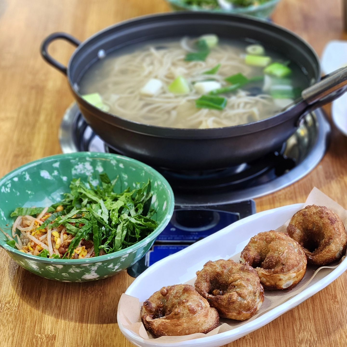 #협찬 익산 세엄마칼국수 영등점
익산역 갈 때 자주 방문하는 집

익산 영등동에 은근 맛집이 많다. 세엄마칼국수도 그 중 한 곳! 주차장도 있고 내부가 넓어서 가족외식하기 좋은 곳이다.

시원하고 맑은 국물과 탱탱한 면발이 인상적
사이드메뉴로 있는 야끼만두는 꼭!! 필수로 주문해야 함!!!

양이 많아서 야끼만두는 항상 남기게 되는데 꼭 포장해온다. 
포장도 깔끔하게 해주셔서 정말 추천 추천

#세엄마칼국수영등점 #익산칼국수맛집 #익산맛집 #익산영등동맛집 #영등동맛집 #영등동칼국수 #익산칼국수 #익산맛집추천