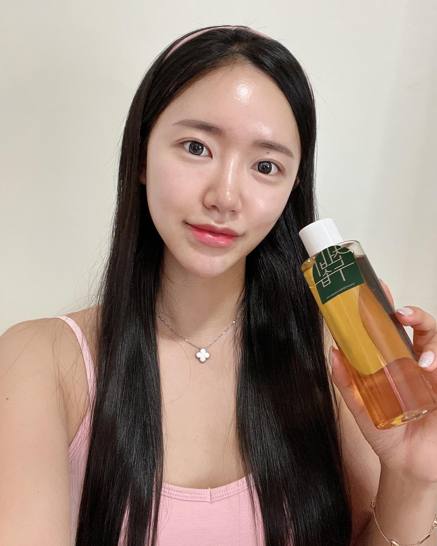 #광고
나이가 들수록 좋은 화장품을 사용해야하는 이유를 느낀 제품... cheonbinusoap
진액수 사용 후에는 피부가 훨씬 더 촉촉하고 화장도 잘 먹더라구요
여러 기초제품 많이 바르지 않고 요제품만으로도 보습감을 짱짱하게 느낄 수 있었는데
100% 천연성분이라 남녀노소 연령대 상관없이 누구나 편안하게 사용할 수 있는 제품으로 추천해요!
.
.
#천비누솝 #1000binusoap #친환경화장품 #토너추천 #정제수0% #정안고토너 #피부진정토너 #토너 #쿨링효과 #피부고민 #오늘의화장품 #예민피부 #여드름토너 #저자극토너 #피부관리