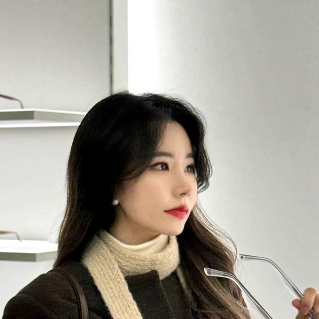  옐미ෆ | 패션 | 뷰티 | 일상 on Instagram: "#광고 @yun.seoul

오늘은 데이트장소로 추천드리는 이태원 핫플 ’YUN‘ 소개해드릴게욤˃ᴗ˂

YUN은 베를린에서 시작한 아이웨어 브랜드로 현재 베를린, 성수, 판교, 한남에 지점이 있고, 제가 방문한 곳은 한남점입니다!

인테리어도 감성적이고, 담백한 디자인의 아이웨어가 있어 사진 찍느라 시간 가는 줄 모르겠더라구욤ෆ

1시간 넘게 고민하다 선택한 제품은 ‘LONDON 블랙’🖤

클래식하고 직선과 곡선이 조화로운 스퀘어 쉐입과 파도의 물결을 형상화한 템플 코어 패턴 디자인으로 여성스럽기도 하고 고급진 썬구리 저랑 잘 어울리나욤?😎

🕶️선글라스<--->안경👓
원하는 테에 따라 모두 변경이 가능하고 렌즈 색도 많아 때에 따라 다양하게 활용할 수 있어요✨

직원분도 엄청 친절하시고 편안한 착용감을 가질 수 있도록 제 얼굴형에 맞게 테를 조정해 주셔서 저에게 딱 맞는 선글라스를 얻었답니당🥰

인스토어 프로덕션 시스템으로 렌즈와 프레임이 각각 다른 곳에서 유통되는 중간 과정을 없애고 퀄리티는 유지하면서 합리적 가격에 제품을 제공해 좋은 것 같아요!

YUN 한남은 검안도 빠르게 가능하고, 휴일 없이 주 7일 영업해서 한남 핫플 찾으신다면 강력 추천💓

📍위치 : 서울 용산구 이태원로 234 1층

#윤한남 #한남핫플 #한남핫플레이스 #이태원핫플 #이태원핫플레이스 #용산핫플 #용산핫플레이스
#한남데이트코스 #한남쇼룸 #협찬 #협찬문의 #상품협찬 #협찬환영"