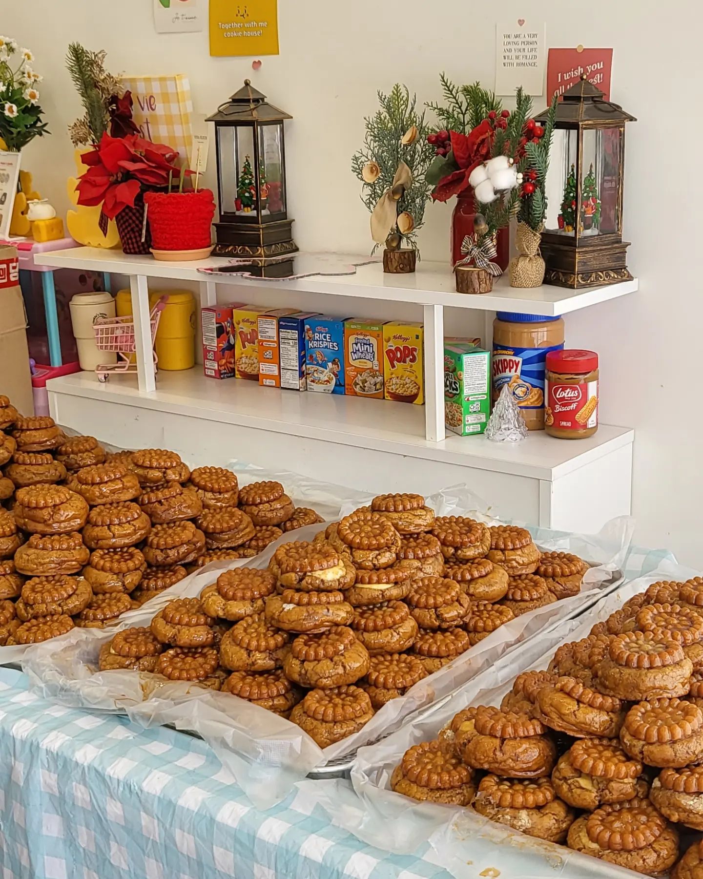 전포에서 엄청 핫한 곳 🍪

유튜버 '나름'님의 언니 '다름'님이 운영하신다고 하는 전포 쿠키 맛집!

토요일 오후 12시 30분쯤 가니까 웨이팅 3분 정도 하고 바로 쿠키 구매할 수 있었다. 🙂

시그니처 쿠키랑, 레드벨벳 쿠기 두 개 구매!!

웨이팅해서 쿠키 먹는 것도 첨이구 워낙 유명한 곳이라 넘나 기대 ❤️

'약과쿠키'는 계피향 바닐라향 그리고 약과 맛이 난다! 약과 맛 좋아하시는 분들께 추천

'레드벨벳쿠키'는 내가 딱 좋아하는 맛이었다. 촉촉한 느낌에 크림치즈가 일품 😛

약과쿠키는 계피향 때문에 호불호 갈릴 수도 있을 것 같다. 기본적으로 촉촉하고 두꺼운 쿠키! 

줄이 길지 않다면 먹어보는 것을 추천!

스마트스토어로 구매도 가능하니, 타지역 분도 맛보시긩 🧡

📍전포 쿡희네집
📍부산 부산진구 전포대로210번길 7 1층 쿡희네집

#서면데이트 #전포데이트 #전포쿠키 #쿡희네집 #전포쿠키맛집 #전포핫플 #전포핫플레이스 #전포가볼만한곳 #전포카페 #전포카페거리 #약과쿠키 #약과맛집 #약과 #약과쿠키택배