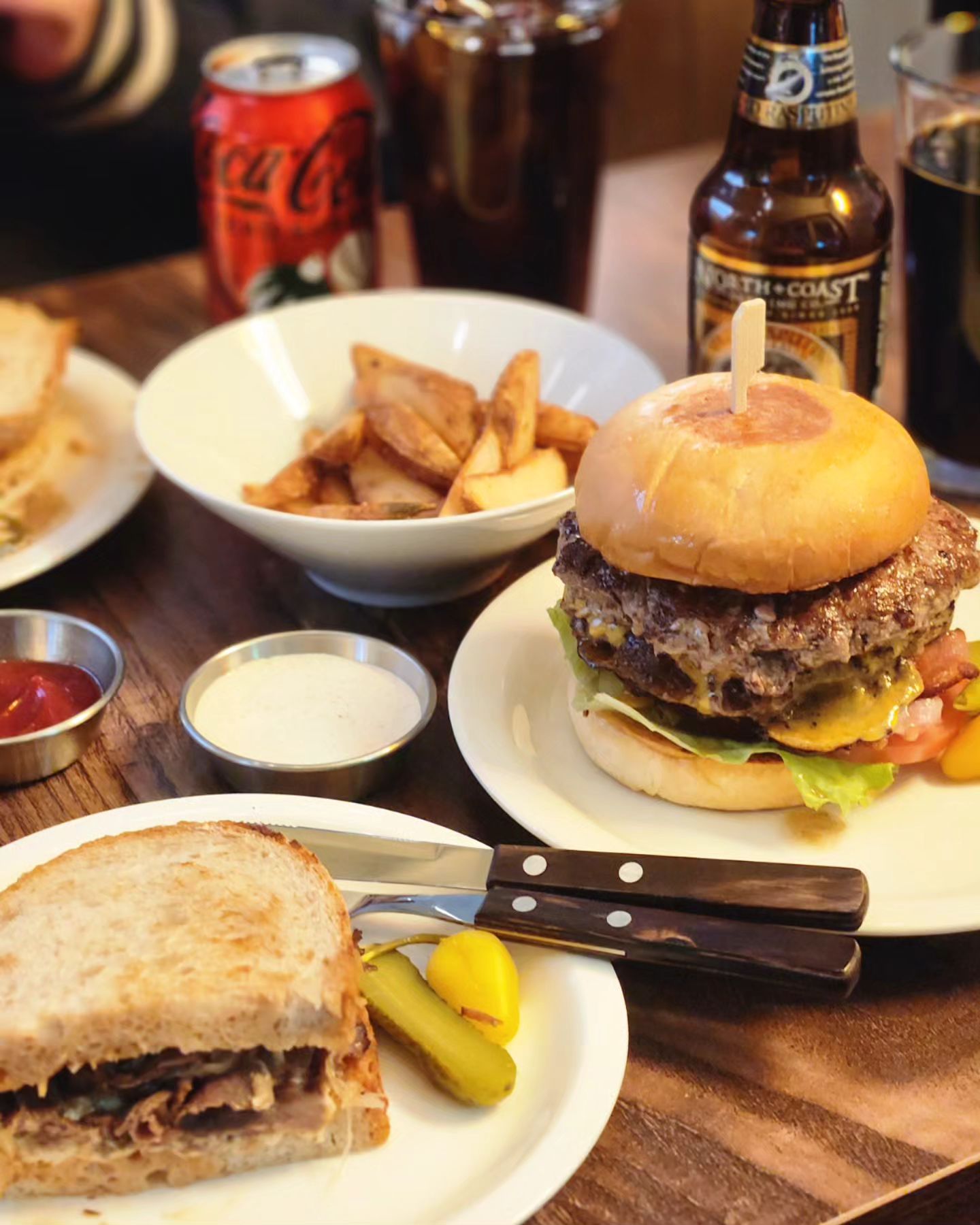 Wood Fired Rotisserie franklins_deli 

케챱에서도 불맛나는 그릴맛집 프랭클린스델리

사워도우로 만든 로스트비프 샌디치부터
트러플이 들어간 사워크림&웻지포테이토
스모키 어니언 듬뿍들어간 불맛패티 버거까지!

아 진짜맛있었다!!
.
.
.
#연남동맛집 #연트럴파크 #수제버거 #rotisserie