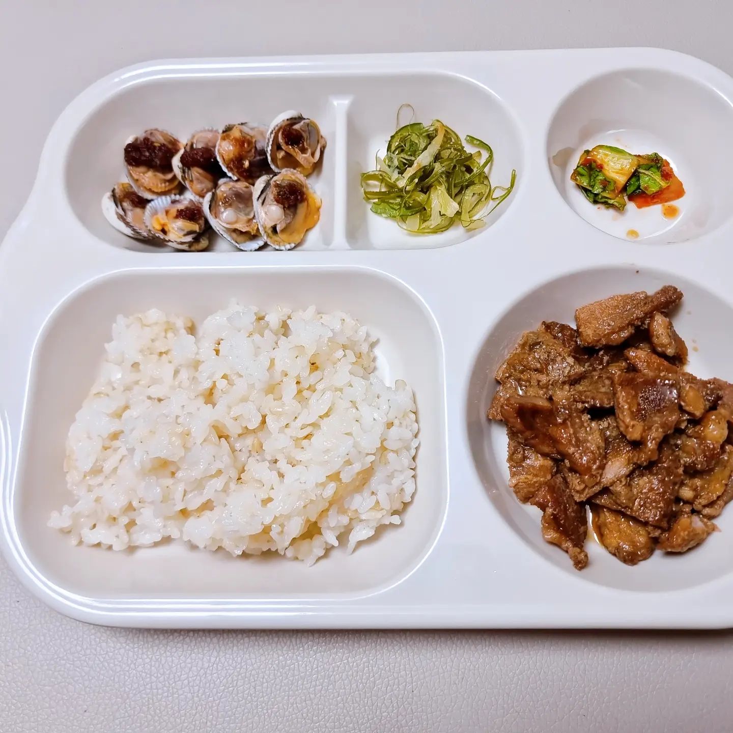 갈비랑 먹으니 좋다며 
고기 처음 먹어보는 애들 마냥
밥 두그릇 먹은
육식공룡들 🦖

#먹는일상 #아이저녁 #집밥 #저녁메뉴 #돼지갈비 #꼬막 #미역줄기볶음 #봄동무침 #육식공룡이사는집 #맨날고기고기고기