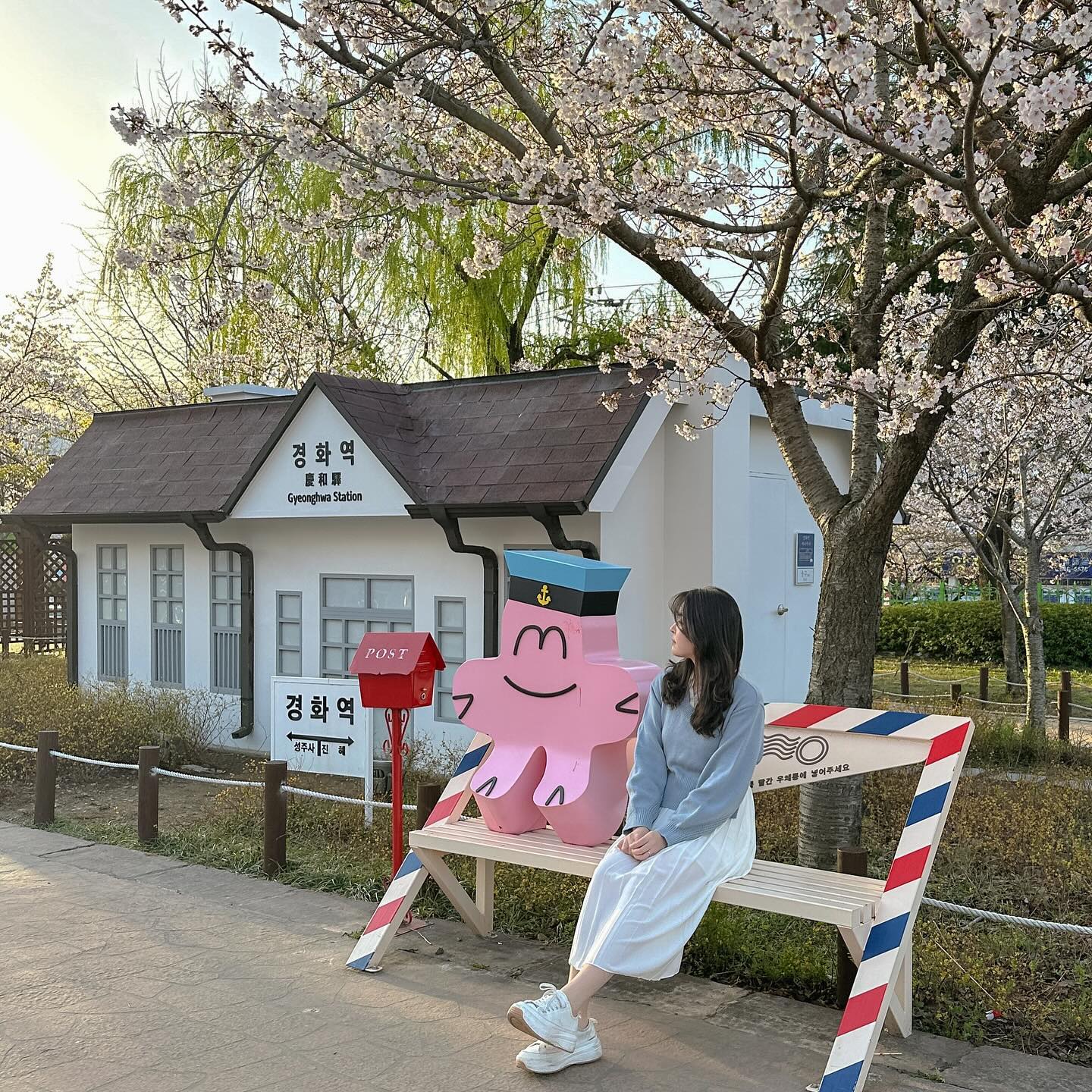 #밀려버린일기
진해 군항제 - 경화역🛤️
.
.
.
동 틀 때 움직인 덕에 사람이 적었던.. 🤣
6시 경화역 - 7시 생태공원 - 8시 여좌천 로망스다리
- 9시 30분 밥 - 11시 해군사관학교 - 12시 숙소
- 낮잠 좀 때리다가 5시쯤 다시 나와서 저녁먹기
.
.
.
밥 먹을(10시) 즈음로망스다리 미어 터지고 있고
숙소 돌아올(12시) 즈음 경화역 쪽 인파 쏟아지는 거 보고
‘와 진짜 일찍 움직이기 잘했다..’ 생각했다 (두번은 못함😅)
