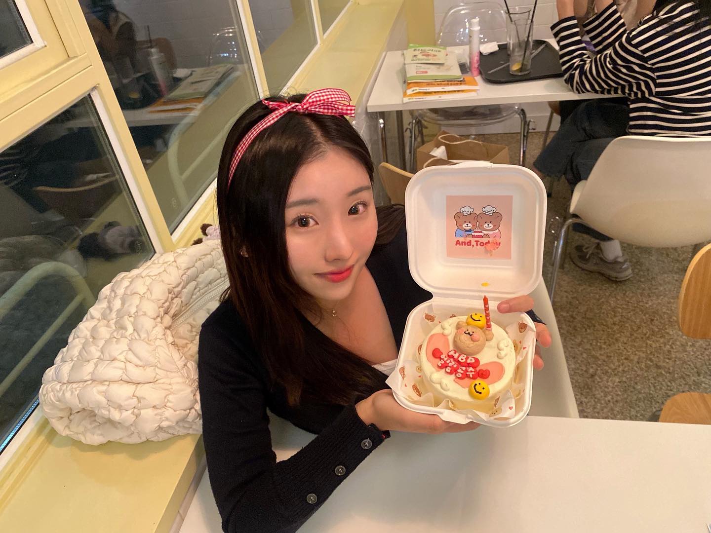 이제 진짜진짜 마지막 생일파티..🥹🎂🎀 덕분에 매일이 생일이야 ㅎㅎㅎ 다들 고맙고 사랑해🫶🏻