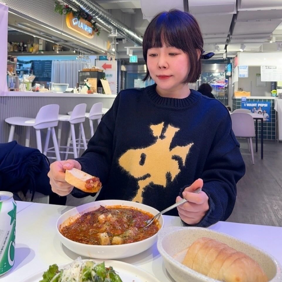 오늘 날씨 따뜻해서 좋더라구요~
안산 소소플래닛에서 점심 먹고 왔어요!
청년 상인들의 자부심이 느껴지는 공간이었는데요
밝고 깨끗하게 관리가 잘 되어있어서 좋았어요!
매장이 다양해서 어디갈까 고민하다가 안산 유럽음식맛집 라냐로 선택!
굴라쉬&치아바타, 오리진 라구라자냐, 올리브페스토를 먹었답니다. 와인 한잔 생각나는 메뉴였는데 점심식사라서 아쉽지만 패스 ㅎㅎ 
비주얼과 맛이 끝내주는데 가격은 정말 착해요!
안산 청년몰 소소플래닛 라냐 꼭 한 번 들러보세요~

#소소플래닛 #안산_다농 #안산_청년몰