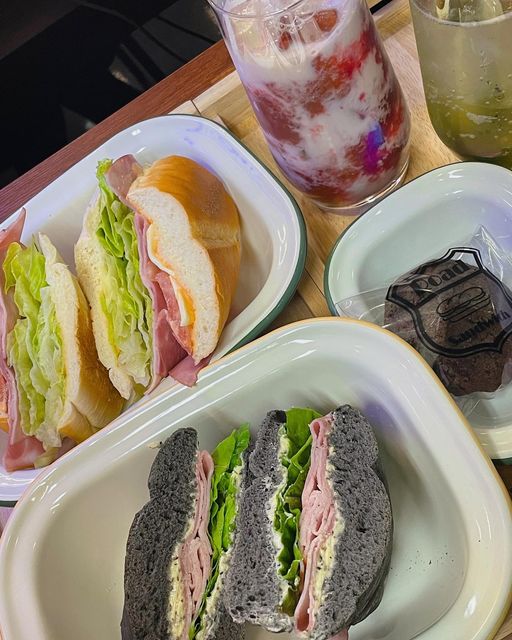 🫧 G1‘s 대외활동 기록 🫧 on Instagram: "#광고 청담_로드샌드위치

안녕하세요! 오늘은 청담 샌드위치맛집인 “로드샌드위치”를 소개해볼게요!!
-
로드 샌드위치 청담점🥖
📍서울 강남구 삼성로 651 래미안라클래시 상가동 1층
🕖09:30-20:00
📞02-2088-0516
🙆🏻‍♀️ 매장, 포장, 배달 모두 가능
-
저희가 시킨 메뉴는
로드샌드위치(바게트)와 먹물트러플잠봉뵈르
딸기라떼와 청포도에이드에요 🙋🏻‍♀️🙋🏻‍♀️

✅로드샌드위치(바게트)🥖
바게트가 정말 너무 딱딱하지도 물렁하지도 않은
딱! 바삭한 정도라서 넘 맛있었어요🤤💚💚
전 바게트 추천이요 !!!
또 크리미마요같은 소스와 재료들이 잘어울리고
햄과 치즈의 짭짤함과 싱싱한 양상추가 넘 맛있더라구요

✅먹물트러플잠봉뵈르🥖
트러플향이 물씬나는 트러플버터가 들어있어요
트러플과 루꼴라의 조화는 ... 말모 ...,🤦🏻‍♀️💚💚
트러플과 버터라면 다소 느끼할 수도 있지만
하나도 느끼하지않고 맛있어서 금방 다 먹어버렸답니다
-
요즘 샌드위치치고 넘 저렴하지않나요??
샌드위치에 아아까지 만원이면 먹을 수 있어요
🤑저렴한 가격에 한 번 ! 맛있어서 두 번 !! 놀랐답니당
-
가게가 맛있고 직원이 친절해요 ㅋㅋㅋㅋㅋㅋㅋ
새로생겨서 그런가 가게도 깔끔하고 좋았어요!!
-
🤖키오스크 주문도 가능합니다 !!
🍽️먹고 갈 좌석은 5개 있어요 !! 
-
🚊청담역 7번출구로 나오셔서 정말 1분 ‼️‼️
초초초역세권이라 정말 금방 찾아오실 수 있어요 ㅎㅎ"