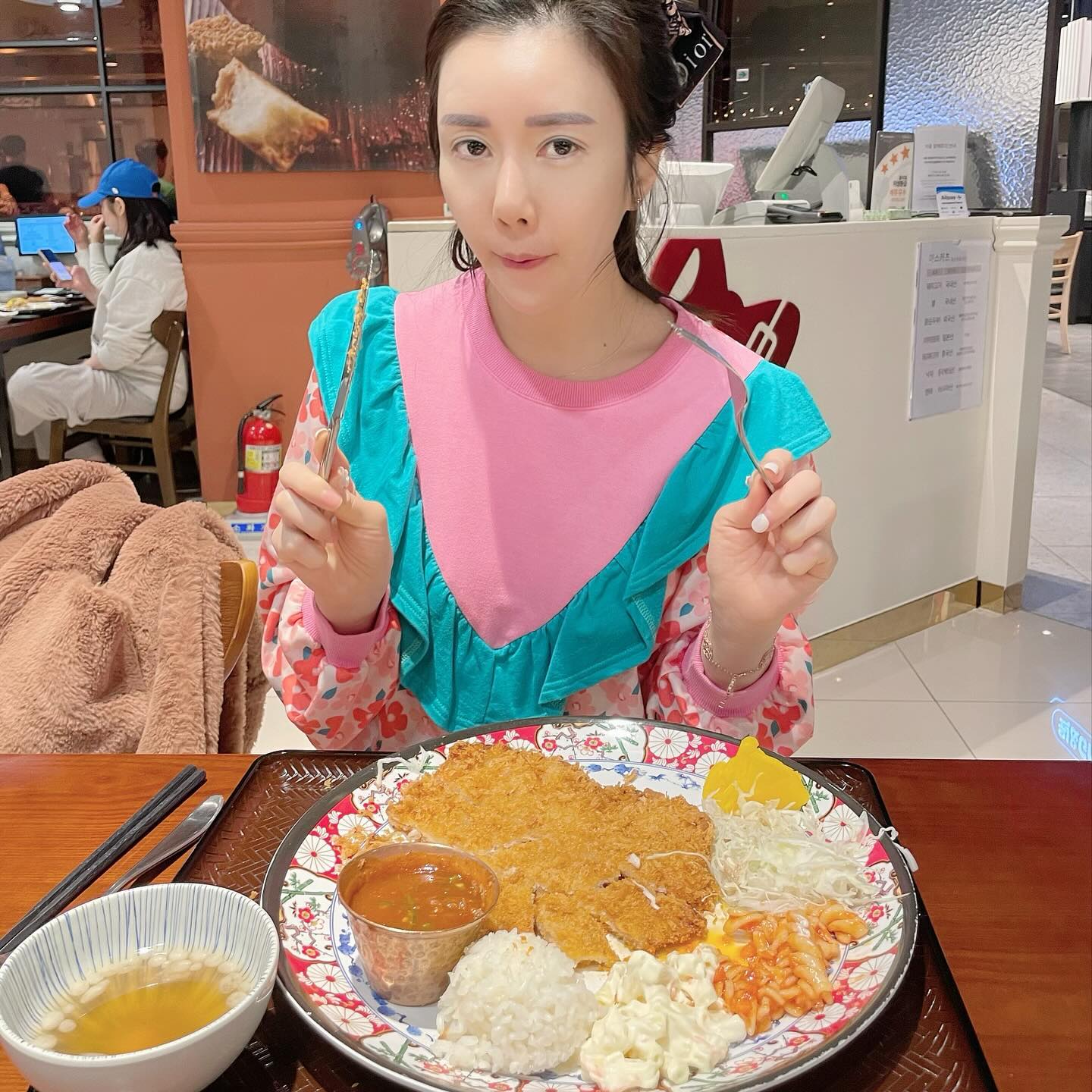 저옷 잠옷아닌뎅 🤣
롱이라서 입기편하고 따뜻하고 ㅋㅋ
여길또가서 먹다니 ㅋㅋ 
매운돈까스는 괜찮넹😄😋
#일상소통