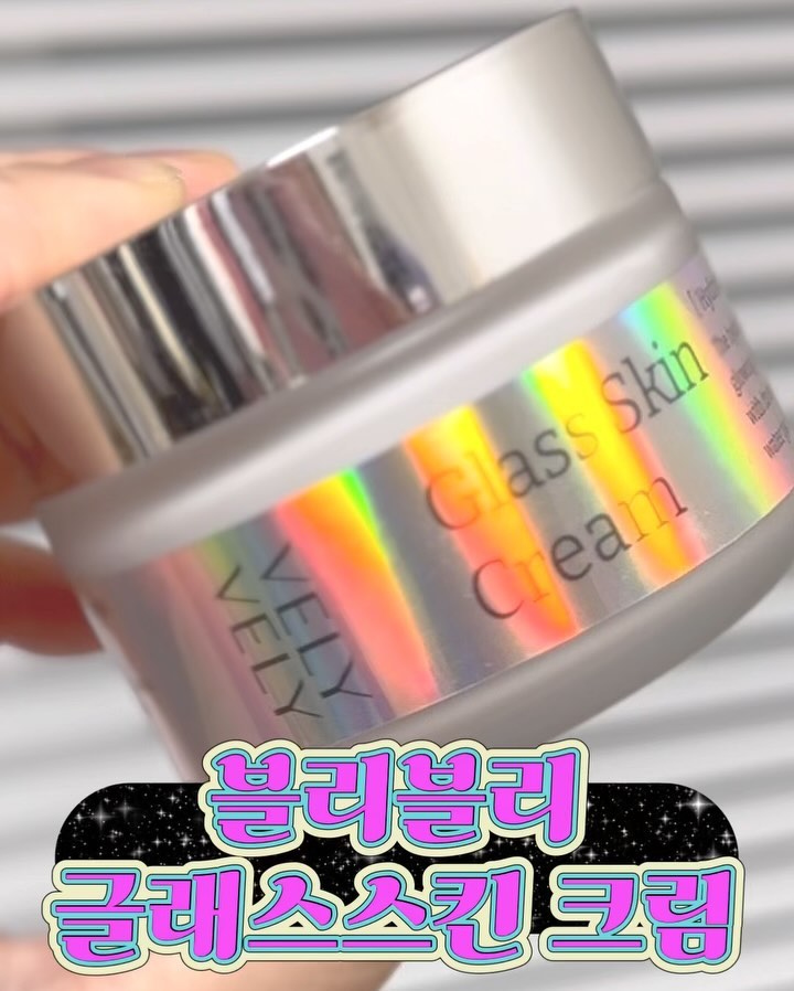 #협찬
집 나간 수분광을 찾고 싶다면 #블리블리 #글래스스킨크림 어때요?!

미백 성분이 더해진 맑은 수분 광을 연출할 수 있는 물광 크림인데 요거트 같은 제형으로 살짝 쫀쫀하면서 피부에 촤~! 붙는 밀착력이 아주 좋아요~
#건성피부추천템

기초부터 물광 피부 연출을 하고 싶으신 분들~ 휘발되지 않은 물광 코팅을 경험해 보세요!

#화해 #화해SNS리뷰단 #블리블리 #글래스스킨크림 #물광크림 #글래스크림 #물광케어 #물광피부