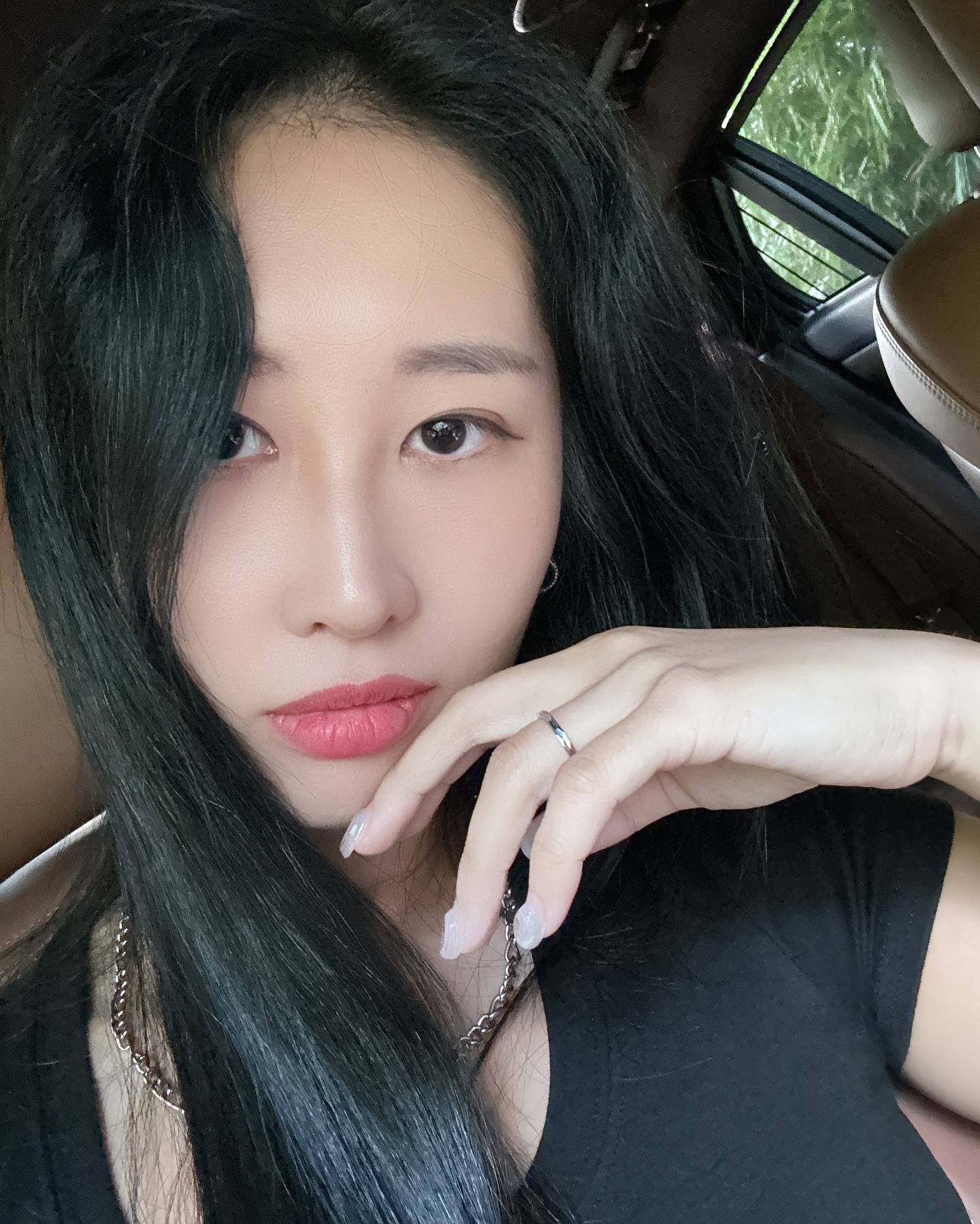 #협찬 💍
악세사리에 관심이 많아진 요즘
디자인이 너무 예쁜 purplesmith_seoul #은반지 ✨
#퍼플스미스 모든 제품은
종로 직영공방의 장인이 핸드메이드로 제작,
착용감이 좋고 폭도 다양하게 선택가능,
은 92.5% 스털링 실버에 로듐을 도금하여 변색을 늦췄다고해요
제가 착용한 ’#얼라인 2.2mm‘는
깔끔하지만 평범하지 않고 각도에따라 반짝거려서 너무 예뻐요💞
*런칭 기념 선착순 할인과 리뷰 작성 네이버 포인트 이벤트 진행중이라고 하니 구경해보세요