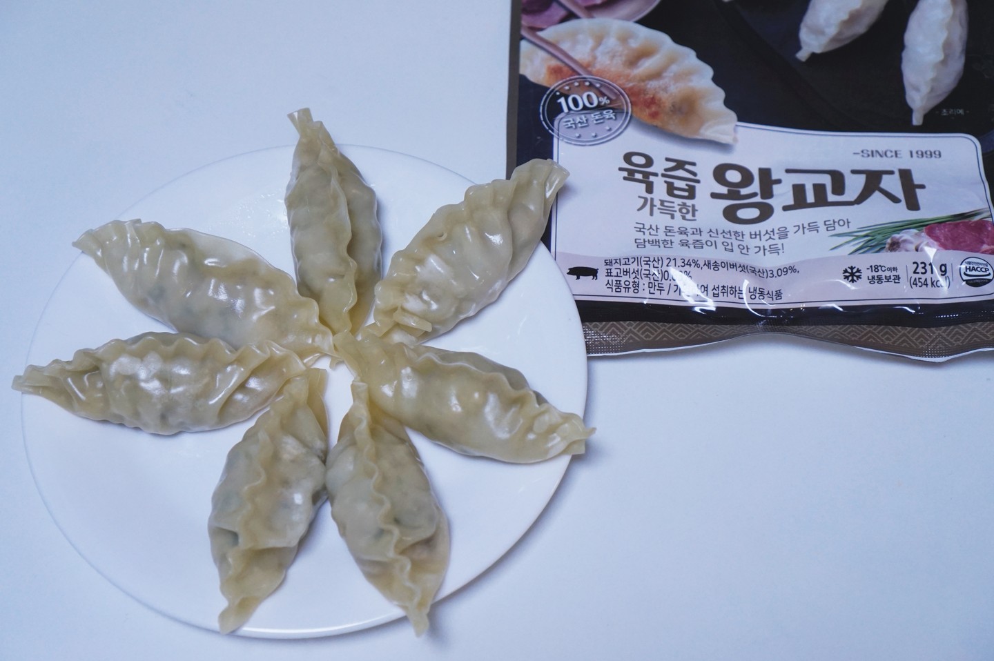 #협찬

야식으로 너무 좋은 왕교자만두
한만두 육즙 가득한 왕교자

냉동만두 찌는법
✔️전자레인지 찜기 사용
✔️8분조리

*찜기 채반위에 면보 또는 참기름을
 살짝 발라주는것이 눌러붙지 않는
 꿀팁! *

샤오롱바오를 연상시키는 
육즙이 가득한 왕교자 만두

각종 버섯과 숙주, 부추 등
신선한 야채의 씹는 식감이 최고!

한만두 몰에서
15% 할인된 저렴한 가격으로
구입해보세요

할인코드

'HLOVERS5"

#만두찌는법 #찐만두전자레인지 #군만두굽기 #군만두굽는법 #간식 #아이들간식 #맥
주안주 #냉동만두요리 #냉동만두찌는법 #술안주 #육즙만두 #육즙교자 #비비고만두
#한만두 #한만두육즙가득한왕교자 #더미식육즙고기교자 #만두국레시피 #만두국끓이
는법 #집밥 #레시피 #만두맛집 #군만두 #고기만두 #만두추천 아이들간식#아이간식