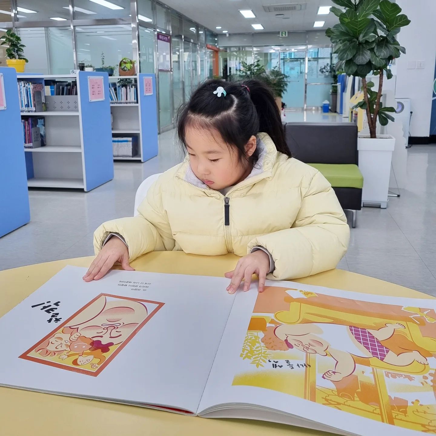아직도 개학까지 한달..
걷기 싫다는 둘째 꼬셔서
도서관에서 책읽기📚

#아직도방학중 #언제끝나 #돌밥돌밥