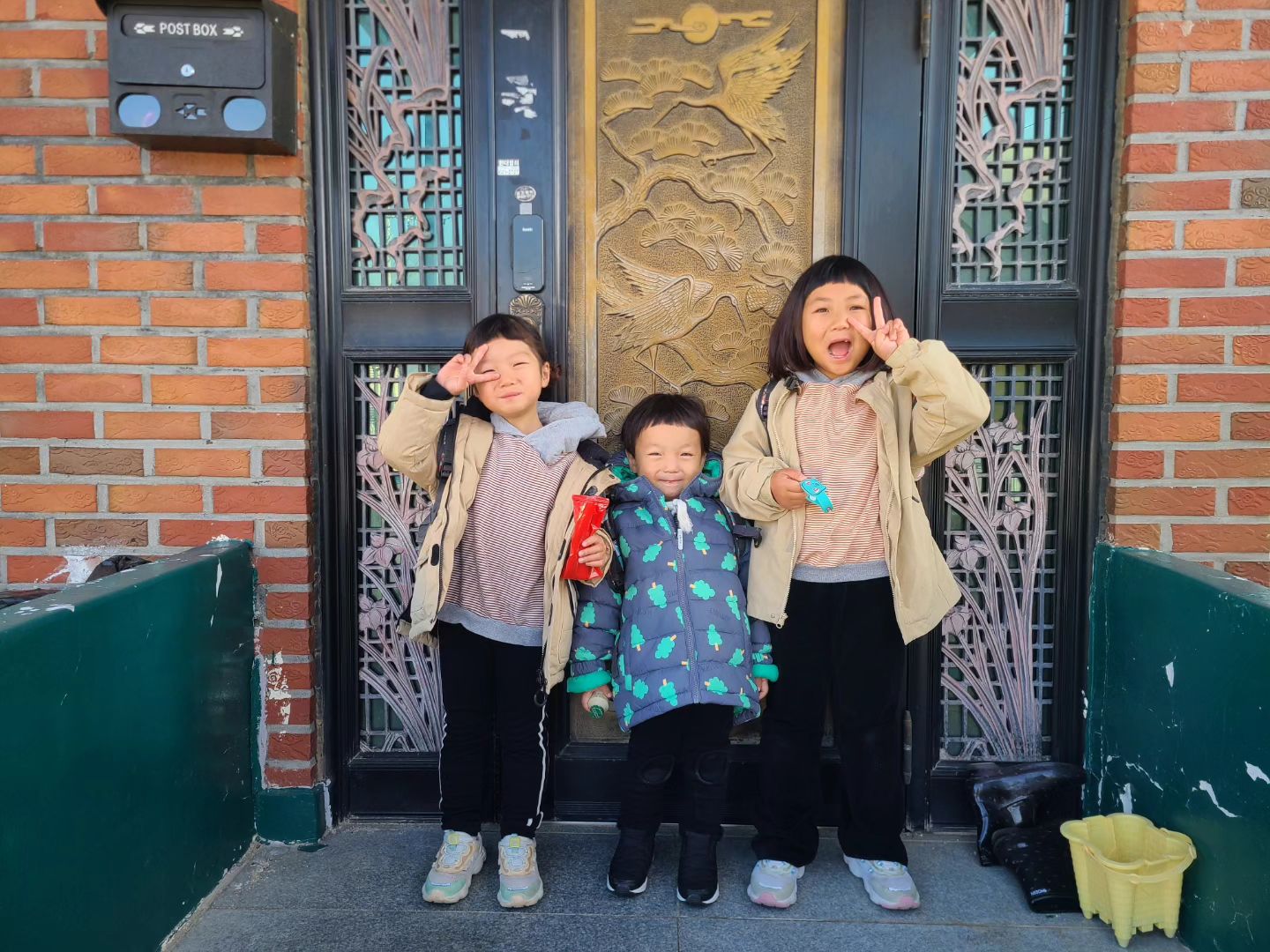 유치원 #김장
-
아침부터 부랴부랴 다녀온
삼남매 얼집 김장, 엉덩이 부상으로
제대로 힘을 못 썼지만😅 맛있는
보쌈도 먹고 잠들어 있는 귀여운
서준이도 보고 ㅎㅎ 김장 끝나고
애들 치과 갔다가 저녁엔 #송어회
🐽🐽🐽 살이 빠질리가 없쥐 ㅋㅋ
-
누나 영어 미션하는데 ㅋㅋㅋ
큰 누나 동요대회 노래 따라하는
서준이👏 잘 하는데??ㅋㅋ
.
.
.
#서은서쏭맘