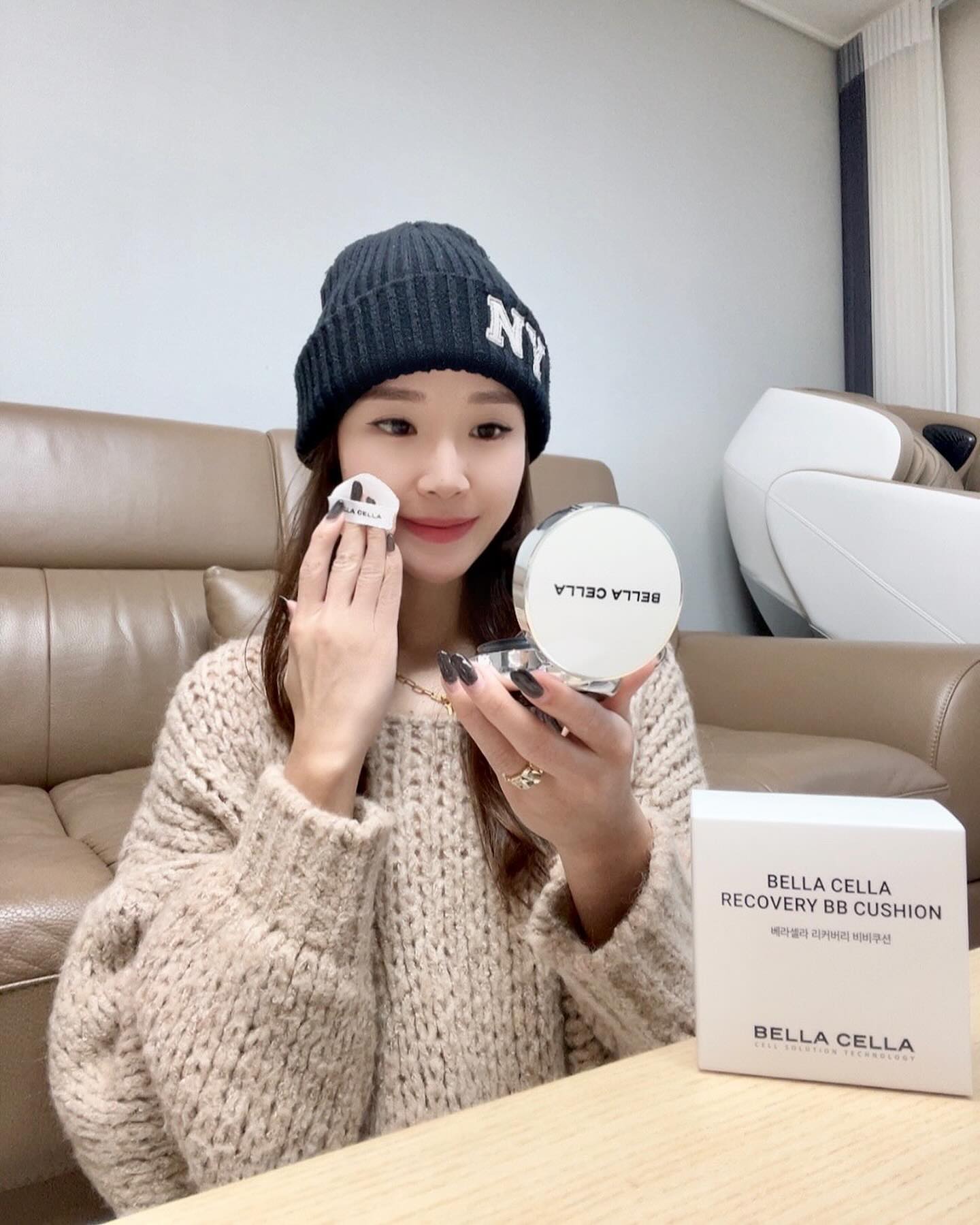 업체로부터 제공받은 제품입니다

✨베라셀라 리커버리 비비쿠션✨

매일 사용하는 쿠션 좋은거 소개해요
식물줄기세포 엑소좀의 피부장벽 강화 솔루션으로
자연스러운 광채로 윤광피부를 연출하는 고밀착 커버 비비
잡티때문에 커버가 중요한분들에게 추천하고 싶어요

미백과 주름개선이 가능한 2중 기능성 비비로
뛰어난 보습력으로 피부 속부터 촉촉한 물광 피부로!!

엑소좀, 산호추출물, 캐비아추출물의 
저온숙성발효를 3회 반복한 피부가 살아 숨쉬어요

초미립화 기술로 만들어낸 내 피부톤에 맞는 내추럴 컬러로
자연스러우면서 커버되어 광나는 피부로 만들어줘요

❤️피부가 숨쉴 수 있는 비비쿠션으로 
피부과 시술 후 바르고 주무시는 것이 가능해요

베라셀라,재생비비,착붙쿠션,엑소좀비비쿠션,리커버리비비쿠션,베라셀라리커버리비비쿠션,베라셀라비비쿠션,베라셀라비비,엑소좀비비,2중기능성,비비쿠션추천,비비쿠션,비비추천,쿠션팩트,쿠션팩트추천,BELLACELLA