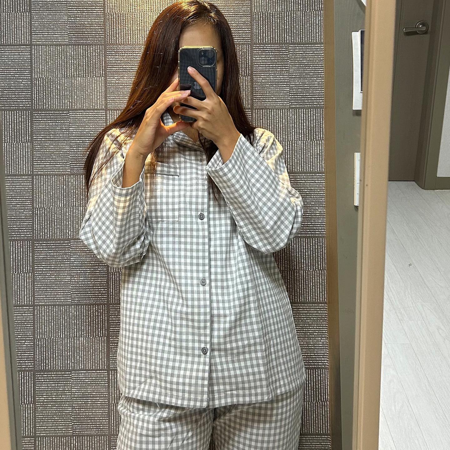 #협찬 
애니바디 파자마 신상 런칭되었어요!
이제 날씨가 제법 선선해지고 잠옷 고민되신다면 코튼스트레치 파자마 세트 추천드려요!
저는 하체가 큰 편이라 일반파자마는 엉덩이 , 허벅지가 불편해요
애니바디 파자마는 통도 좋아서 편안하고  허리밴드 신축성 좋아서 편히 입을수 있었어요 ❤️
잠옷은 수면의 질에도 영향을 주니까 중요해요 💕
신축성이 없거나 촉감이 좋지 않으면 불편한거 다들 아시죠?
애니웨어는 코튼으로 가벼운 촉감으로 좋아요
피부 예민해지는 계절에 너무 중요하죠
올 가을 제 최애 잠옷은 애니바디랑 함께하려구요!
.
.
.
.

착용 사이즈 : M
💜 코튼 스트레치 파자마 세트💜
- 뛰어난 신축성과 부드러운 코튼 소재로 편안한 착용감 
- 카라에 버튼이 삽입되어 있어서 두가지 형태의 디자인을 느낄수 있는 2-way 사양
- 사이드 포켓이 있어 간단한 수납 가능한 실용성
- 부드럽고 유연한 고무밴드 사용으로 편안한 착용감
.
.
.
#anybody #애니웨어 #편애잠옷 #파자마 #파자마신상 #체크파자마 #면파자마 #편한파자마
#애니바디서포터즈2 #운동하는여자 #운동하는직장인 #홈웨어