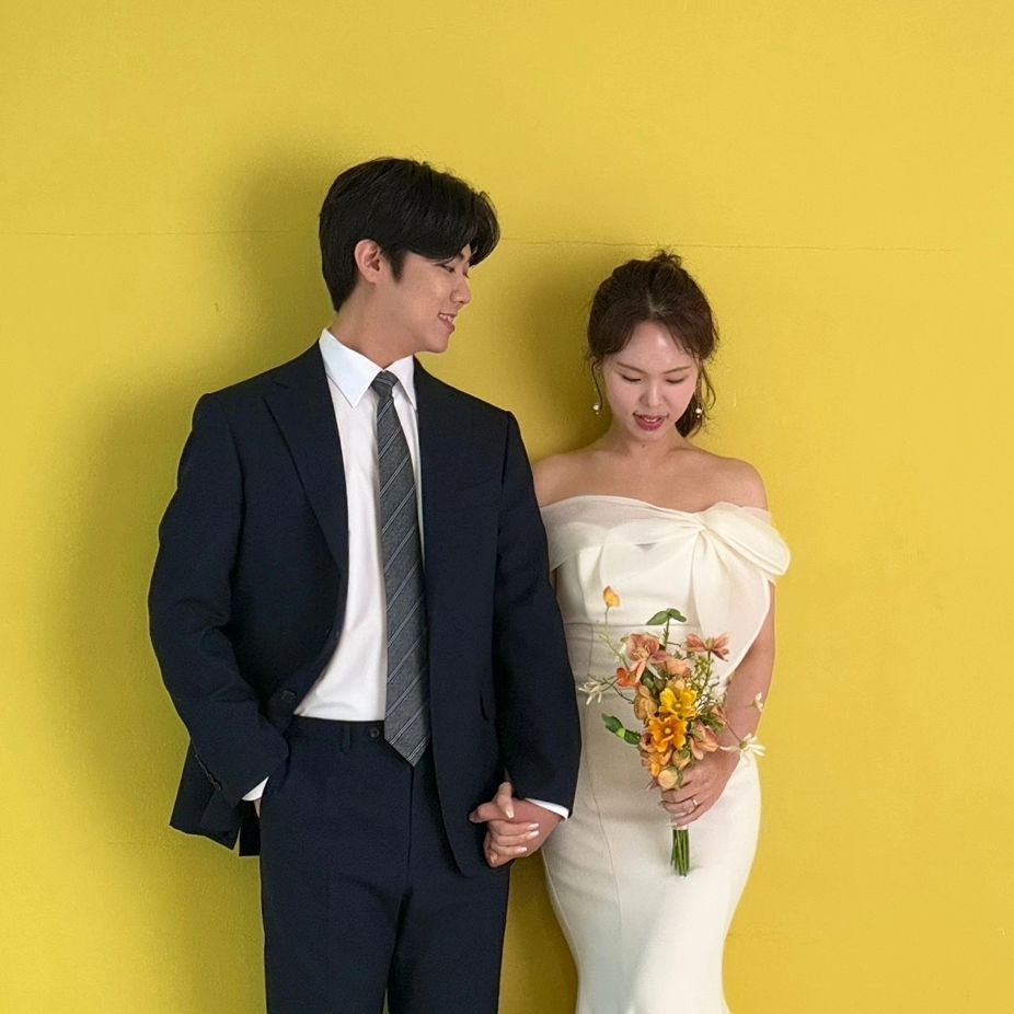 #뿡빵그램 #웨딩촬영 #💛 

여러분 이번 한 주도 잘 보내고 계신가요꒰◍︎⍢︎◍︎꒱۶

내일이 금요일이라 그런지 오늘 하루는 평소보다 더 피곤했던 하루였던 것 같아요ㅜ0ㅜ

그래서 기분 전환 겸 노란색💛 바탕 사진을 가지고와봤어요!!!
노란색은 상큼하고 귀여운 색이라 봄이랑도 어울리고 기분전환하기에는
가장 잘 어울리는 색감이 아닌가 싶어요🏵🏵

울님들도 예쁜 노란색 보시면서 기분 전환하시고 내일 하루도 힘내시길 바래요🙈🫶🏻

내일은 불금!!!! 모두가 행복한 하루가 되시길 바래요💛💛

#기분전환 #목요팅 #내일은 #불금
