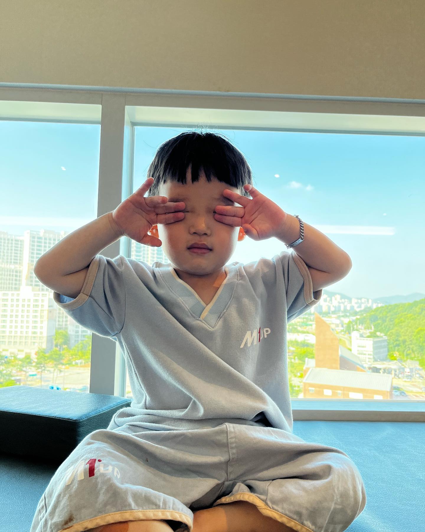 물놀이 1년치는 다 한거같다..

애들이 신난건지 남편이 신난건지😆

큰아들 작은아들 더 작은아들 놀아주느라 힘들당

ㅋㅋㅋㅋㅋㅋㅋ물위에 떠다니는 돼지한마리🤦🏻‍♀️

#담엔 #어디로 #세종시 #엠원업 #수영장 #여름 #너무덥다 #육아 #육아스타그램 #육아맘일상 #육아소통맞팔 #아들둘맘 #❤️ #🫶🏻 #💕