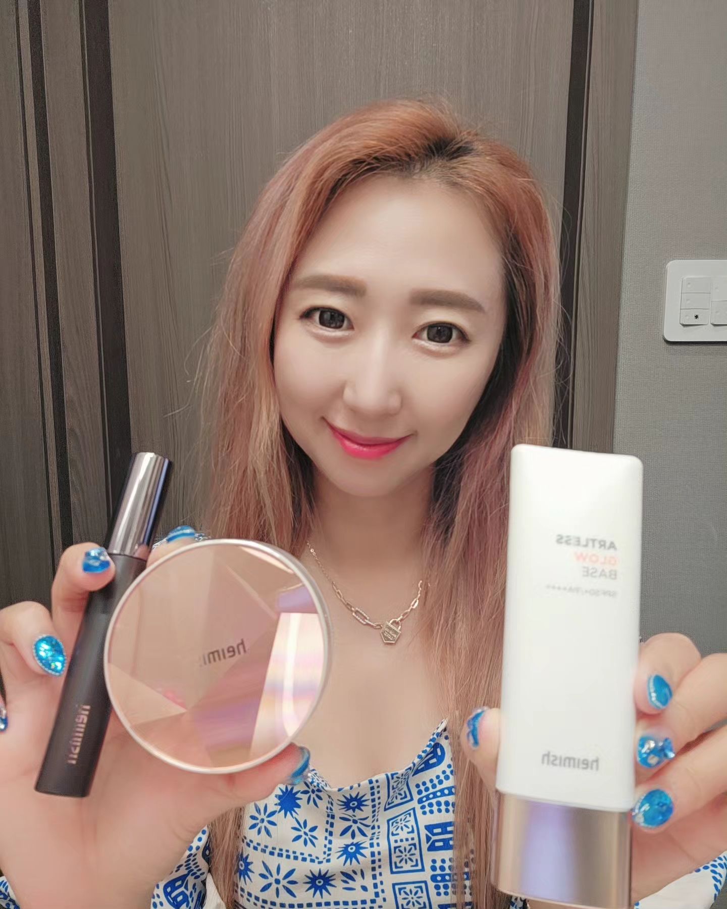 #협찬 헤이미쉬 그로우베이스,쿠션,마스카라 

헤이미쉬 제품 3가지 협찬받았는데요~♡
세가지 제품 너무 맘에들어 하나하나 설명드려요🩷

*아트리스 글로우베이스
쿠션 전에 바르는 펄베이스~🌟
와~왜 진작 이걸 몰랏나 싶을정도로 너무 맘에 들어요~👍
진주빛 펄베이스로 피부 광채가~~반짝반짝
뭔가 세럼을 바른듯 촉촉한 윤기부여가 되더라구요~💕
글로우베이스바르고 쿠션이나 파운데이션 바르면
광채 짱!!

*아트리스퍼펙트 쿠션
자연스런 광채 피부와 자연스런 커버!!
제가 화장할때 쿠션만쓰거든요~ 평소에 화장을진하게 하는거
시러하는데요~아트리스 쿠션은 자연스런 커버에 자연스런 광채를 줘서 저한테 완전 찰떡쿠션이지모예요~🩷
스펀지에 적당량이 펌핑되서 수분증말을방지해 촉촉함을 오래 유지시켜준답니다~👏👏
밀착력도 굿 뭉침없이 얇게 발려서 넘 좋았어요

*데일리즘 스머지 스탑 마스카라
뭐니뭐니해도 마스카라는 잘발리고 뭉치지 않아야 하자나요~
스머지 마스카라는 깔끔하게 잘발리고 가루날림등 뭉치지 않아 넘 좋았어요👍 뿐만아니라 연장한듯 속눈썹이 길어지는 효과에
풍성해지는 눈매!! 쫙~ 잘올라가더라구요~🥰
제가 지성이라 무조건 번지지 않는게 좋요한데
유분과 땀에도 번짐 덜해서 완전 굿!!🙆‍♀️

✔️피부자극테스트완료
✔️미백+주름개선+자외선차단 3중 기능성화장품
heimishcosmatic.id
heimish.kr
.
#광고 #헤이미쉬 #올리브영 #올리브영추천템
#올영세일 #글로우베이스 #쿠션 #마스카라 
#아트리스쿠션 #데일리즘스머지마스카라