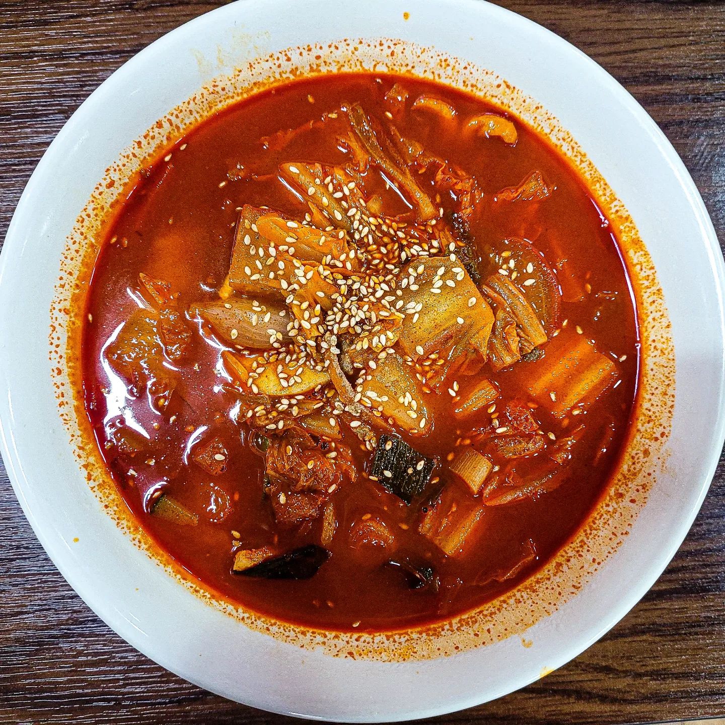 선팔=맞팔#오늘의맛집 전국5대짬뽕 교동짬뽕!

대전 관저동에 전국 5대짬뽕 중 하나인 강릉 교동짬뽕이 있다는 사실을 알고계셨나요?

4년이 넘었다는데 왜 저는 지금 이 맛집을 알게된거죠?😂

메뉴는 간단했어요
짬뽕,짜장,탕수육,군만두!
우리는 짬!짜!탕!으로 주문했어요😀

전국 5대 짬뽕이라니 주문한 메뉴가 나올때까지 엄청 기대를 많이 하고 있었어요🤤
(빨리나와라~~) 

메뉴가 나왔어요!
평범해 보이는 짬뽕과 짜장
탕수육은 꿔바로우처럼 나왔어요(먹기전에 사진 한컷!)

이 짬뽕 국물을 한숟갈 떠 먹었을때 지금껏 일반 중국집 짬뽕맛과 완전히 달랐어요
보통 해물 맛과 향이 나는 짬뽕과는 다르게 
교동짬뽕은 해물이 베이스가 아닌 고기로 국물을 내서 더 깊고 진~한 맛을 낸다고해요
고기국물은 저에게는 신세계였어요😲(이래서 유명하구나)

짜장은 양파와 고기를 잘게 다져서 만든 유니짜장이었어요
이것도 다른중국집에 비해서 맛이 진해서 입에 챡! 붙는 느낌? 이었요(감칠맛👍)

찹쌀탕수육처럼 나온 탕수육은 그야말로 겉바속촉!!
식감미쳤고~ 새콤달달한 소스와 조함도 미쳐버렸어요😛

가게가 외진곳에 있는데도 사람이 북적였어요
어떻게들 이런 맛집을 잘찾는지..
나는 이제야 여길 알게됐는데
지금이라도 알게됐으니 단골 예약이요~😁

오늘도 맛있는 곳에서 맛있게 한끼 잘먹었습니다

♧상호명 : 교동짬뽕
♧브레이크타임 : 15:30~17:30
♧주소 :대전 서구 구봉로147번길 98-11 1층 교동짬뽕

#안주 #야식 #맛집 #먹스타 #먹스타그램 #배달맛집 #맛있다그램 #먹스타맞팔 #먹방스타그램 #음식 #음식사진 #음식스타그램 #대전맛집 #관저동맛집 #관저동짬뽕 #대전짬뽕 #전국5대짬뽕 #교동짬뽕