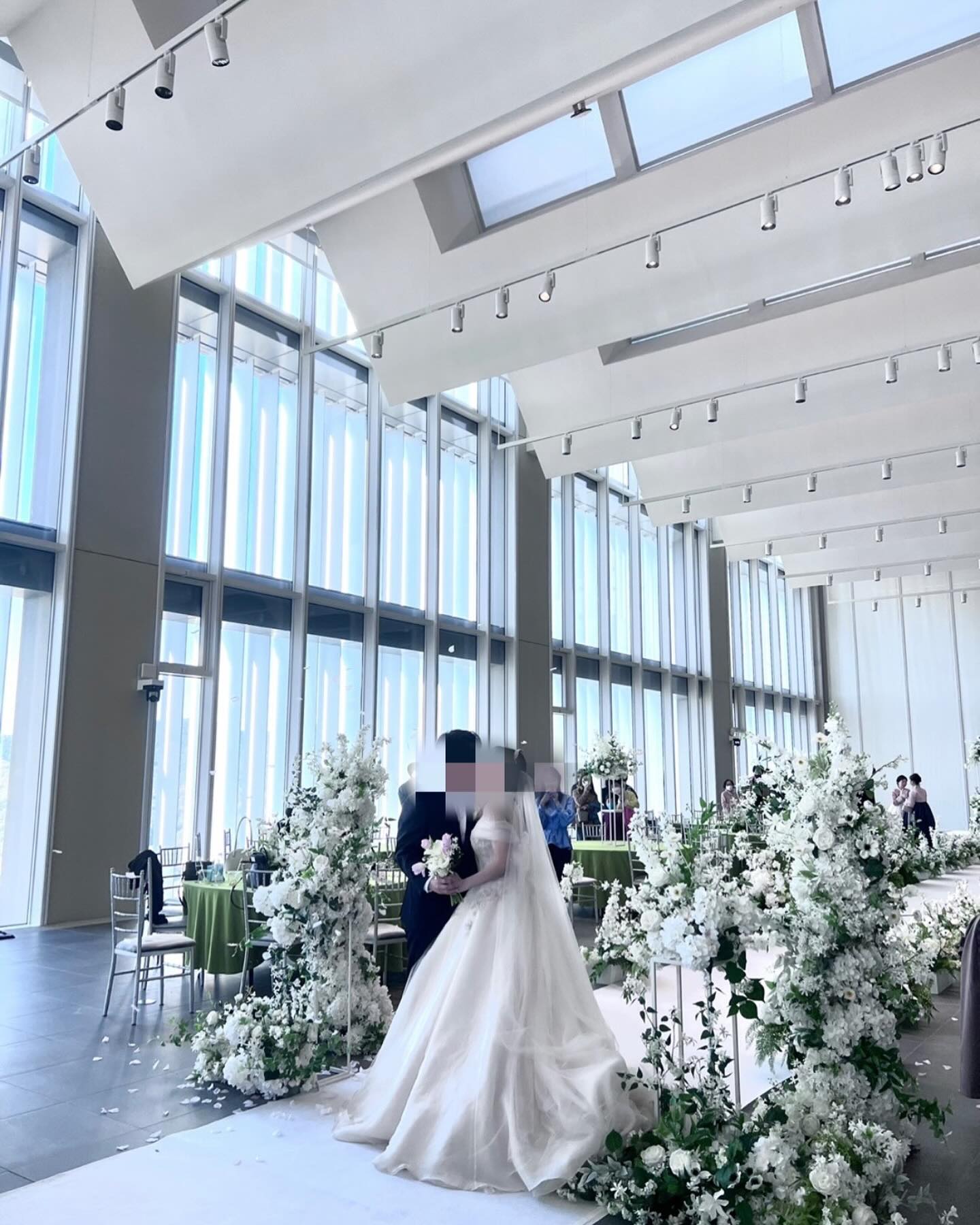 채광과 천장이 독특한 너무나 밝은 홀

#다이렉트결혼준비 #결혼준비 #결혼 #웨딩홀 #예물 #예복 #한복 #웨딩홀 #웨딩홀추천 
direct.wedding 다양한 포인트 혜택과 많은 제휴업체 보유로 결혼 준비하기 편하니 다이렉트 결혼준비 추천!