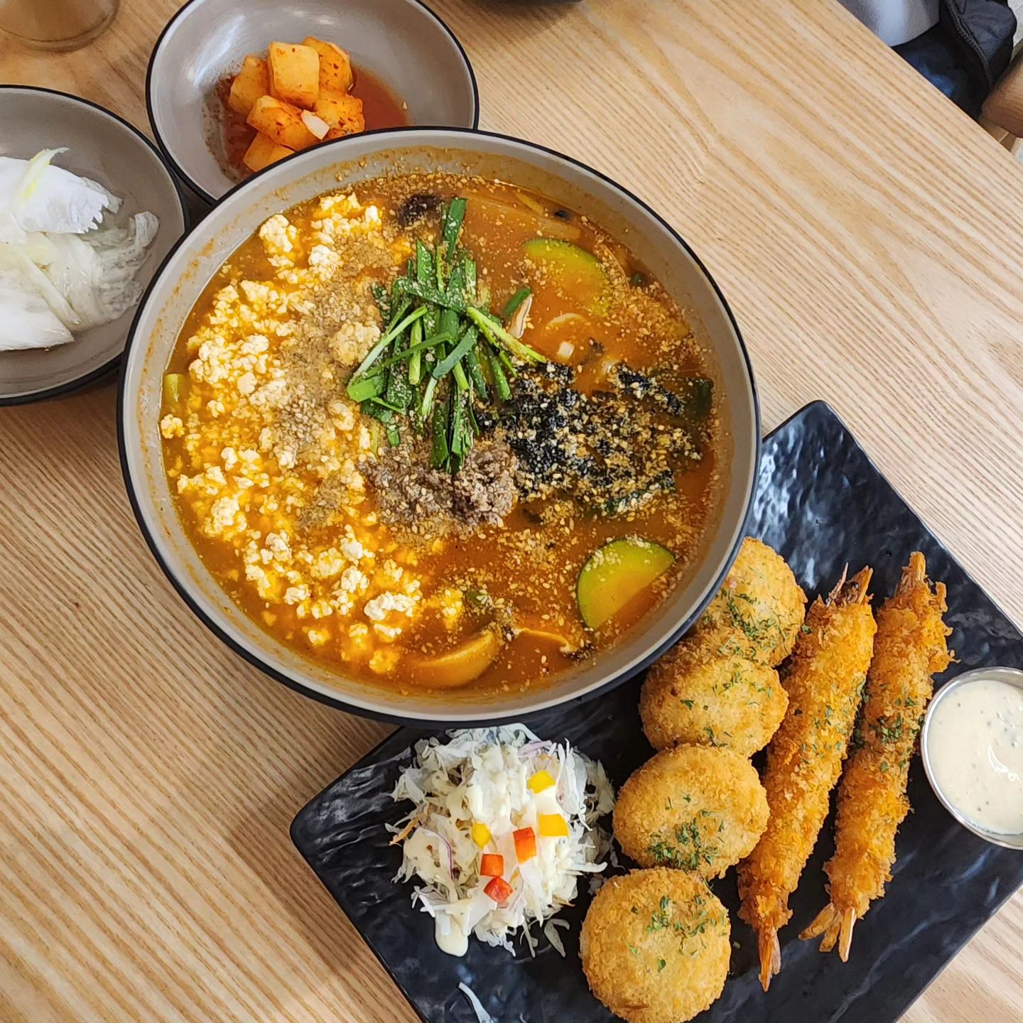 #협찬 받아 #강릉장칼 먹으러 다녀왔어요
.
강릉?노놉  #장칼국수맛집 용인으로요!!!
.
 강릉보다 장칼국수 맛있는집
찾아서 기뻐요
.
솔직히 강릉에서 장칼먹었을 때,실망감이 컸는데..
이번에 먹으면서 강릉보다 훨맛있다고 저랑 남편 💯💯
.
✅️ 강원도의 지역음식인 장칼국수의 맛을 그대로 고추장베이스의 
진하고 얼큰한 국물
근데..텁텁한없이 깔끔해요
.
✅️12시간 우려낸 다시마물에 10가지 재료를 넣어 8시간 끊여내 
48시간 숙성한 명품육수 라는더 역시!!
.
✅️좋은 원재료에 진공 수타방식의 식감은 기본 
소화흡수율까지 좋은 면을 사용했다고해요
.
✅️ 공기밥 무한제공에 감동쓰
.
밥말아 먹으면 더 맛있다규요
.
✅️ 장칼국수외 다양한 메뉴,돈까스,국수등 준비되어있어서
아기랑 가기에도 👌
.
 곁들임메뉴 만두는 전문점보다 더 맛있답니당
.
 👉전국 21개 매장 있는 #강릉장칼국수맛집  #강릉장칼용인역북점 
에 갔는데요
.
주차장도 넓직해서 주차하기도 편하고 맛있게 식사하고 왔네요
.
🏷gangneung_jangkal
.
.
#용인맛집 #역북동맛집 #용인역북동맛집 #용인칼국수#맛스타그램#먹스타그램#역북동#용인역북동