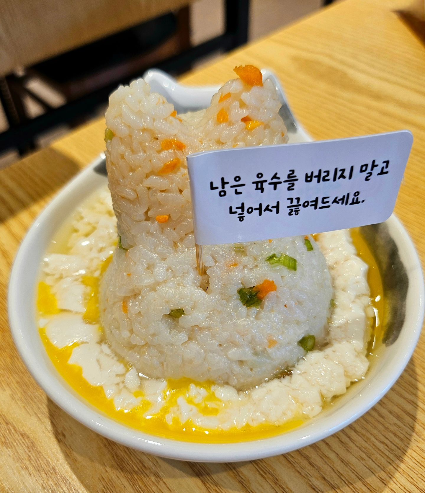 #협찬 [큰손샤브샤브 부평시장역점]

▪️인천 부평구 부평대로 104
▪️매일 11:30-22:00 (14:30-17:00브레이크타임)
▪️주차⭕️, 지역화폐⭕️, 포장, 배달⭕️

부평시장에 새로 오픈한 샤브샤브집 "큰손샤브샤브"
호주산 청정 소고기에 미나리, 숙수, 버섯, 배추, 만두까지
다양한 신선한 재료들로 샤브샤브 먹으니 너무 맛있어요.
육수는 얼큰/ 멸치 / 반반 선택할 수 있는데 저는 멸치육수로 주문!
육수도 깊은맛이나고 진하니 좋았어요. 
그래서인지 손님들이 엄청 많이 방문하시더라고요. 
점심메뉴세트도 있는데 저렴하니 가성비도 좋고 맛도 좋고....!!
점심메뉴세트에 칼국수와 볶음밥이 포함인데 
특이하게 귀여운 고양이에 순두부죽처럼 나왔어요.
순두부가 들어가서 그런지 식감도 더 부드럽고 고소하니 맛있어요.
매장도 깨끗하고 직원분도 친절하시고 
맛있는 점심식사한 큰손샤브샤브.😋

✔️샤브샤브 소  20,900원
.
.
.
#고양이샤브샤브 #부평샤브샤브맛집 #부평샤브샤브
#부평시장맛집 #부평구청맛집 #큰손샤브샤브