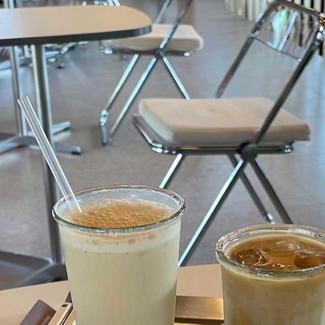 맛도리를 찾아서✨ on Instagram: "☕️오늘의 맛도리 [행궁동카페 카페도화]☕️ @cafedohwa . . 오늘은 1000평의 잔디 마당을 품고있는 한옥카페에 다녀왔습니당! 잔디와 어우러진 한옥 공간이 정