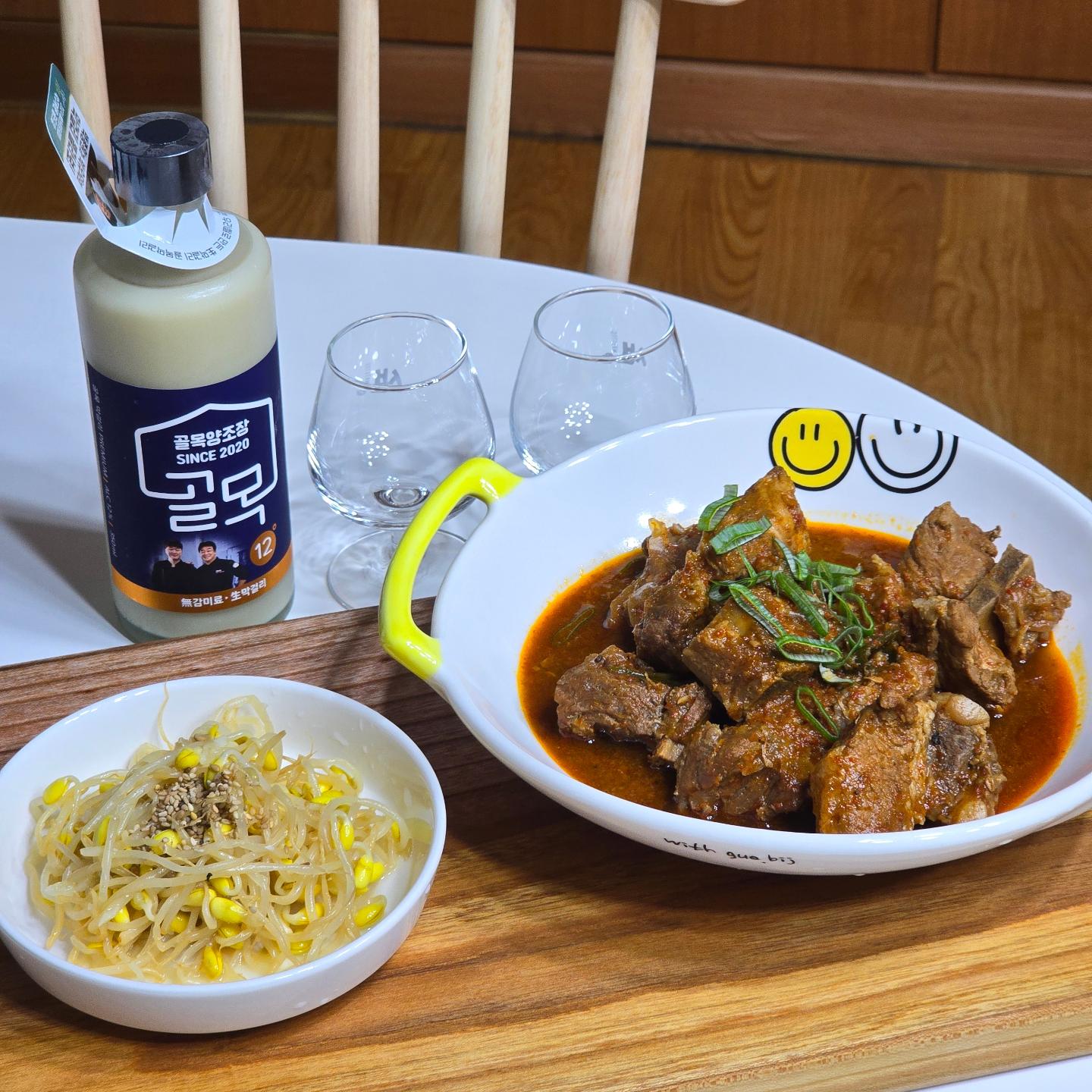 #협찬

신선하고 맛있는 유산균 돼지갈비로 만드는 신혼밥상🤤🧡

품질 좋은 1등급 한돈만 엄선한 유산균돼지라서 별 다른 솜씨 없이도 양파랑 대파 가득 넣고 맵칼한 고춧가루 팍팍 넣어
1시간 이상 푹 쪄내니 맛있는 매운갈비찜이 금세 완성되었어요☺

고기 질이 좋아서 월계수잎과 소주 반의반컵만 넣어 살짝 삶아 조리했더니 핏물 따로 빼고 잡내 제거 특별히 더하지 않아도 누린내 하나 없이 정말 맛있는 술안주가 탄생했답니다🙌🏻🙌🏻

부드럽고 쫄깃한 매운돼지갈비찜 하나만 있어도 밥도둑이 정말 따로 없었던..! ෆ˙ᵕ˙ෆ

고소하고 맛있는 우리 한돈 돼지갈비의 풍미를 제대로 느낄 수 있었던 유산균돼지👍🏻 벌써 또 먹고싶네용⸝⸝ ᷇࿀ ᷆⸝⸝

✔️ 구매링크 : https://smartstore.naver.com/ysgpork/products/8050224700

#유산균돼지 #유산균돼지갈비 #매운갈비찜 #매갈 #갈비찜 #돼지갈비찜 #한돈 #1등급한돈