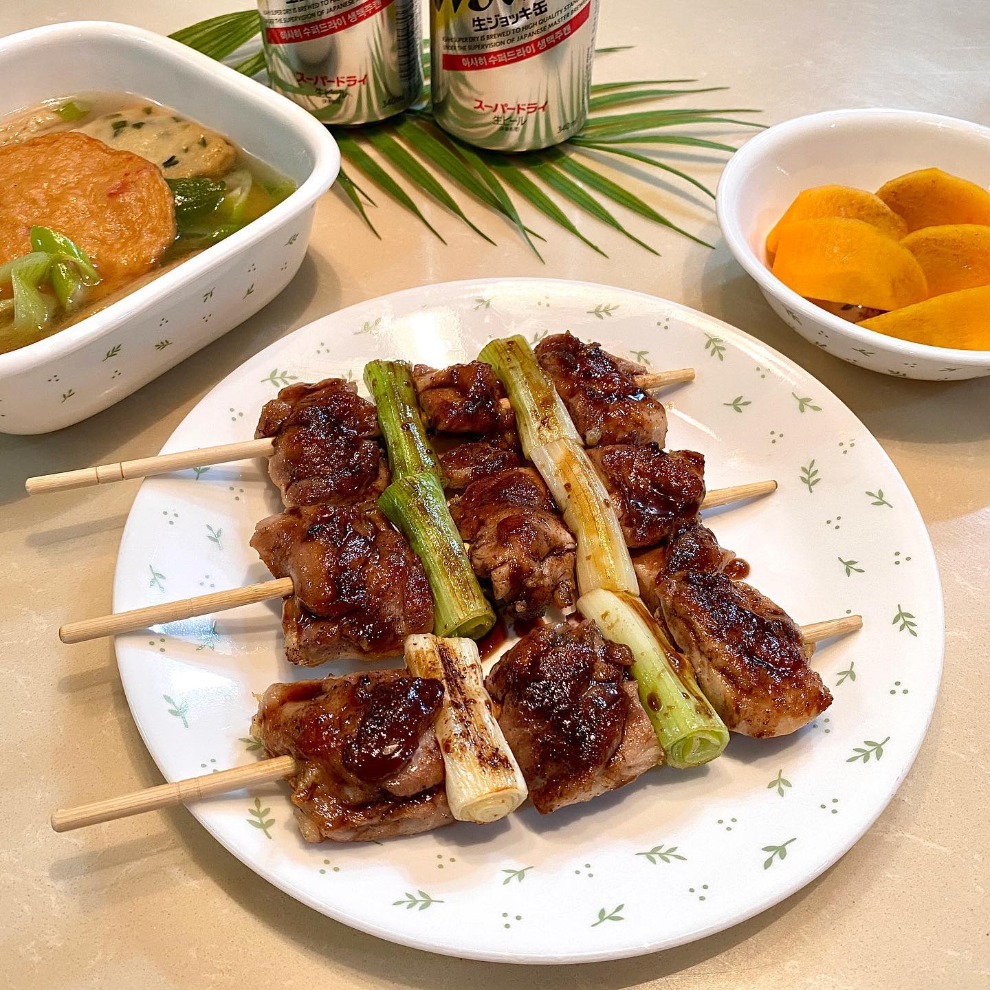#협찬 #하림 #계모임체험단 #닭다리살

닭꼬치와 맥주로 맛있는 홈 포차❣️

하림의 자연실록 동물복지 닭다리살은
무항생제로 믿을만하고 순살이라 먹기도 넘 편한
신선한 정육제품이다

👩🏻‍🍳 닭꼬치 
재료 : 닭다리살, 파, 소금, 후추, 데리야끼 소스
내맘대로 데리야끼 소스 : 간장, 굴소스, 설탕, 올리고당, 물
조리방법 : 닭다리살을 소금후추로 밑간하기
팬이나 그릴에 파와 함께 노릇하게 구워서
데리야끼 소스 바르면 완성!

요린이도 곰손도 가능한
초간단 닭꼬치를 만들어 보았는데 
탱글하고 부드러운 닭다리살이 맛있어서
맥주 한잔 곁들여 즐거운 저녁이었다

닭다리살과 채소를 구워 덮밥으로 해도 맛있었고
여러 요리에 활용하기가 좋은 
하림의 자연실록 순살 닭다리살 😋
.
.
.
.
.
harim_official 
harim_natural 

#역시하림 #레시피 #레시피소개 #하림자연실록동물복지닭다리살정육 #황금레시피 #닭다리살레시피 #닭다리살요리 #닭꼬치 #포차요리 #술안주 #안주 #야식 #간식
