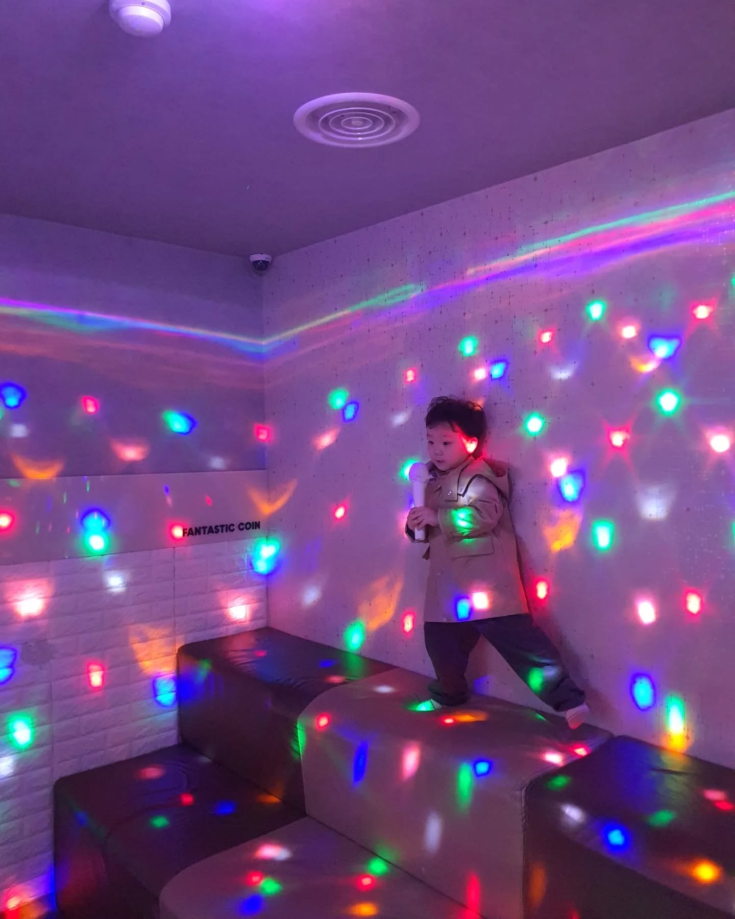 코인 노래방🎵🎤

다 같이 외식하고ㅋㅋㅋ코인노래방이 있어서 급 노래방을 갔다ㅋㅋ
우차니의 재롱잔치였다!!!😍
아유니가 있어서 오래 놀진 못했지만 신나게 춤추며 놀았다ㅋㅋㅋ🤣
우차니의 노래실력은 썩....좋진 않았다!!ㅋㅋㅋ아마 엄마를 닮았나보다?ㅋㅋ
그래도 다 같이 좋은 추억을 만들었다😍