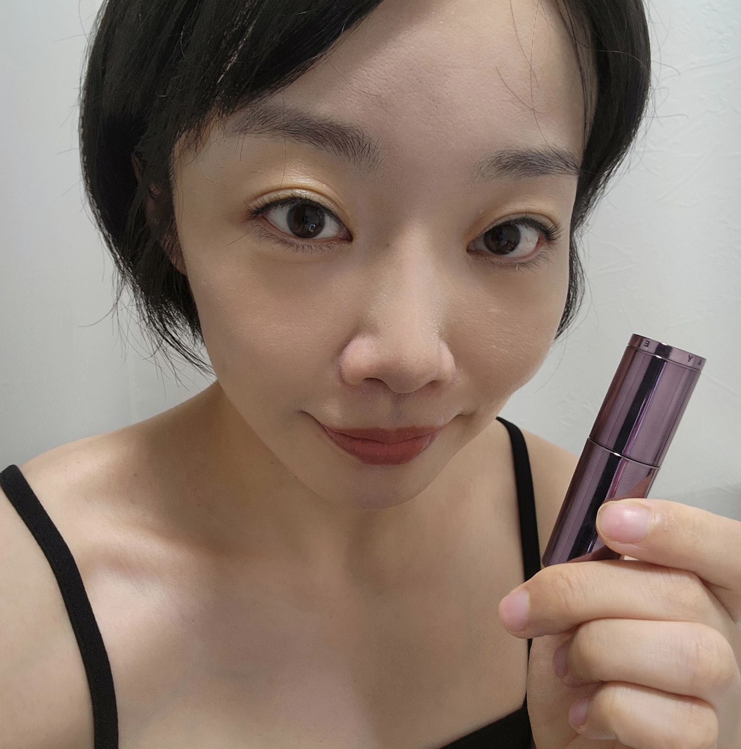 #협찬 

🤍 블러링 이펙트 립 틴트 피기카라멜
베이지톤의 누디한 피치가 섞인 베이지카라멜✨

🌟 무화과 컬러 같은 포근하고 분위기 있는 색상으로,
누디한 피치와 캐러멜이 조화롭게 믹스된 컬러예요.

🎨 발색

자연스럽고 피부톤에 잘 어우러지는 컬러예요.
저는 입술 색이 어두운 편인데
1콧했더니 한 톤 밝아졌고, 2콧하니 자연스러우면서도 신경 쓴 컬러가 됐어요.
그라데이션 립할 때도 자연스럽게 얹기 좋아요!
풀 립 & 그라데이션 립 모두 활용 가능하고요.

💄바를 때 느낌이 좋아요!

부드럽고 포근한 발림성으로 일반 벨벳립보다 더 매끄럽게 발려요.
촉촉하게 발리면서도 보송하게 마무리되는 겉바속촉의 느낌입니다.

🎨 다용도 활용

립 외에도 치크, 쉐도우로 다양하게 활용 가능해요. 한 가지 제품으로 여러 메이크업 연출 가능!

hevvymakeup

#헤비메이크업 #헤비 #틴트 #틴트추천 #벨벳립 #촉촉한벨벳립 #벨벳틴트 #겉바속촉 #블러틴트 #블러링 #립틴트