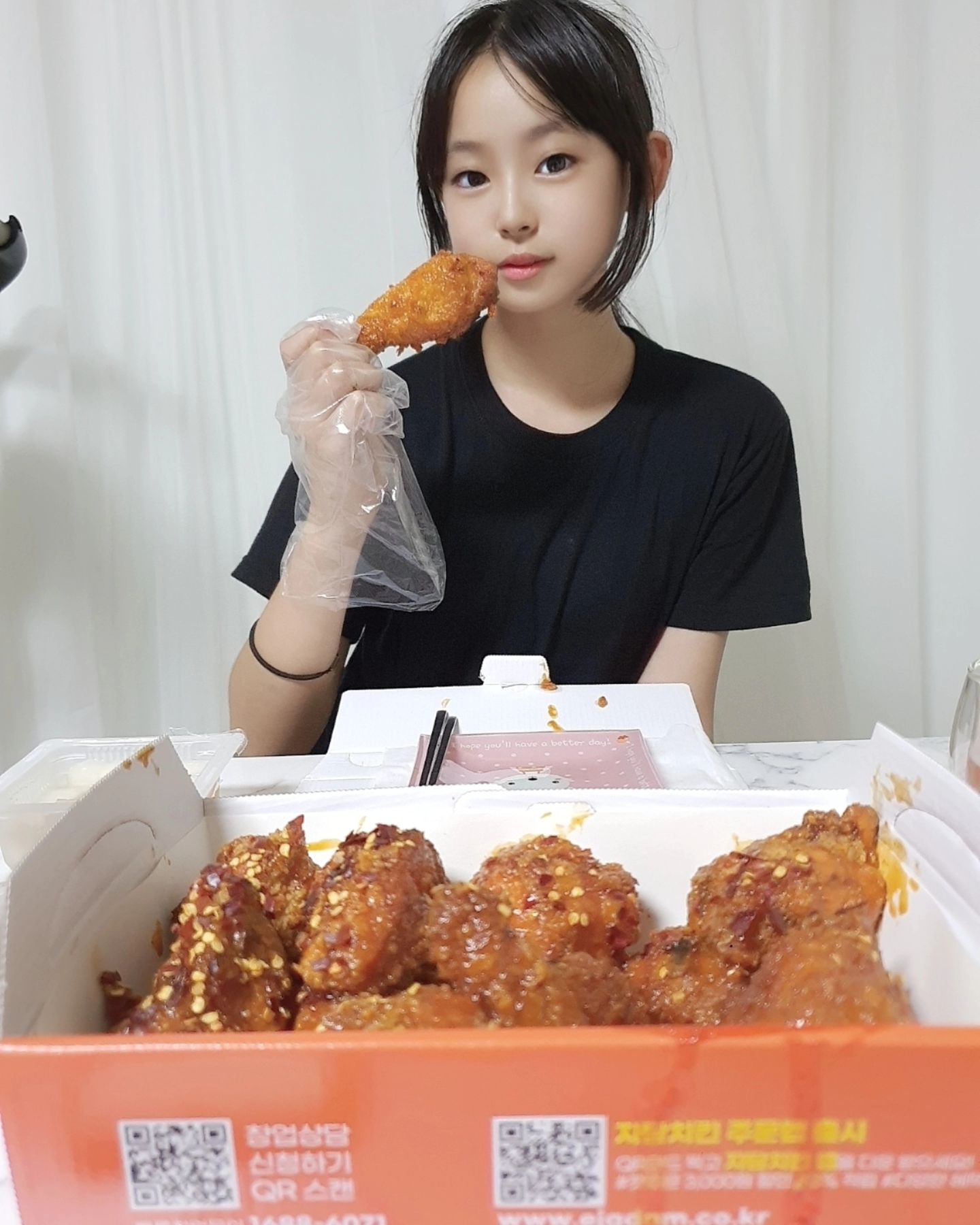 #협찬

조정석이 홍보하면 먹어줘야죠~~
요즘 스트레스 받아서 매운 치킨 OTT 보면서 먹으려고 시켰는데 땀 삐질 나는 게 스트레스 확 풀리네요;;
자담치킨 브랜드는 동물복지 100% 국내산 닭을 써서 그런지 부드럽게 먹을 수 있었어요~~
원재료부터가 다르네요^^
이번 신메뉴는 정말 매워서 스트레스 풀려요🥰
매운데 맛있어서 계속 먹게 되요..ㅋ
맵찔이는 조심해야할 거 같은데?
매운맛 좋아하는 사람이면 정말 좋아할 거 같아요❤️

.

#자담치킨 #왓더핫치킨 #매운치킨 #자담치킨신메뉴 #자담신메뉴 #치킨추천 #자담왓더핫치킨 #치킨후기 #치킨신메뉴
