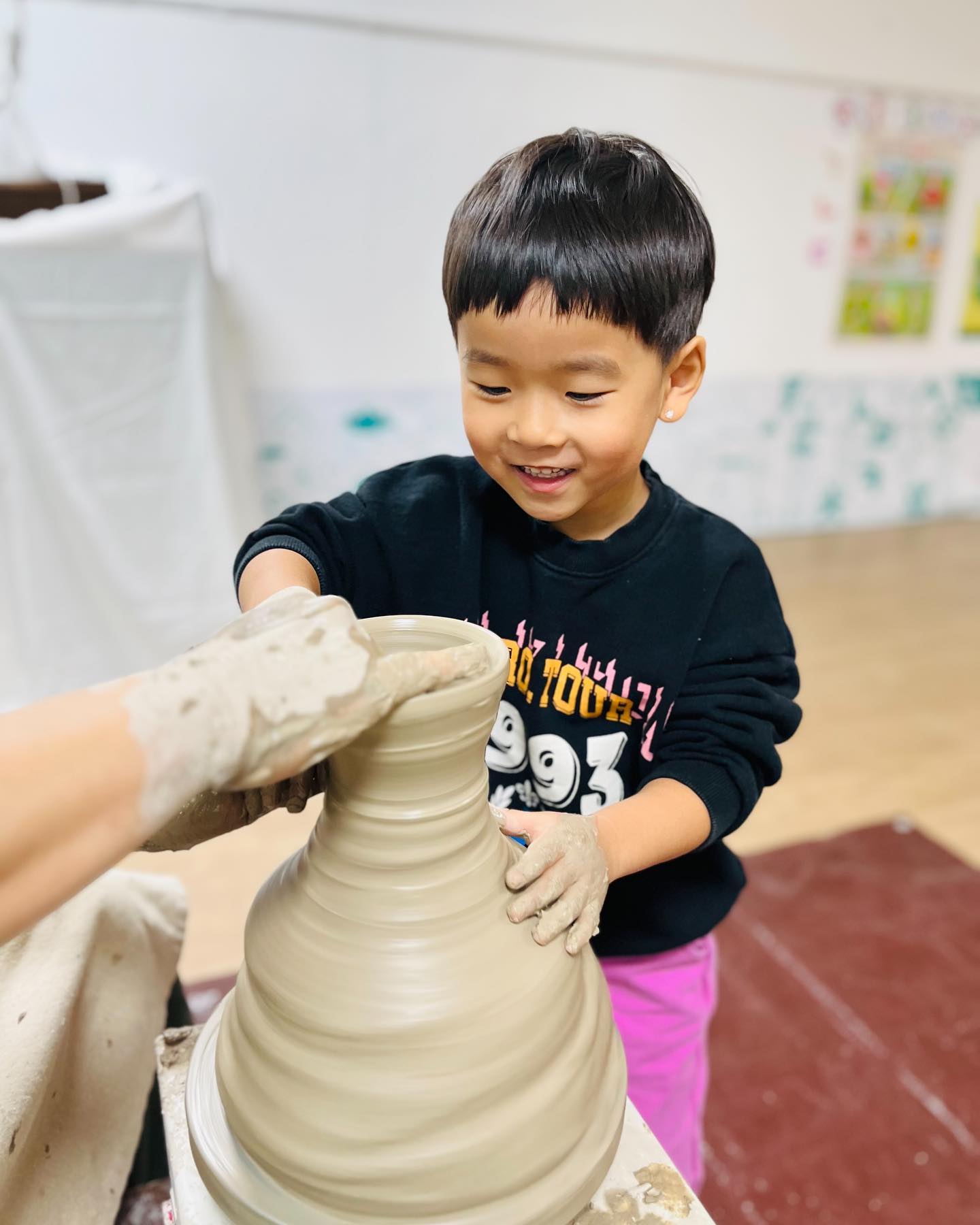 오랜만에
둥이 어린이집 기록.

도자기 수업있던날 :)
재밌었다는 둥이들

곧 6살 엉아들 
천천히 크셔~~~

#의둥이#키즈노트#아들둥이#아들둘맘#물레체험#어린이집활동#구립예지어린이집#매일매일재밌는#친구들
