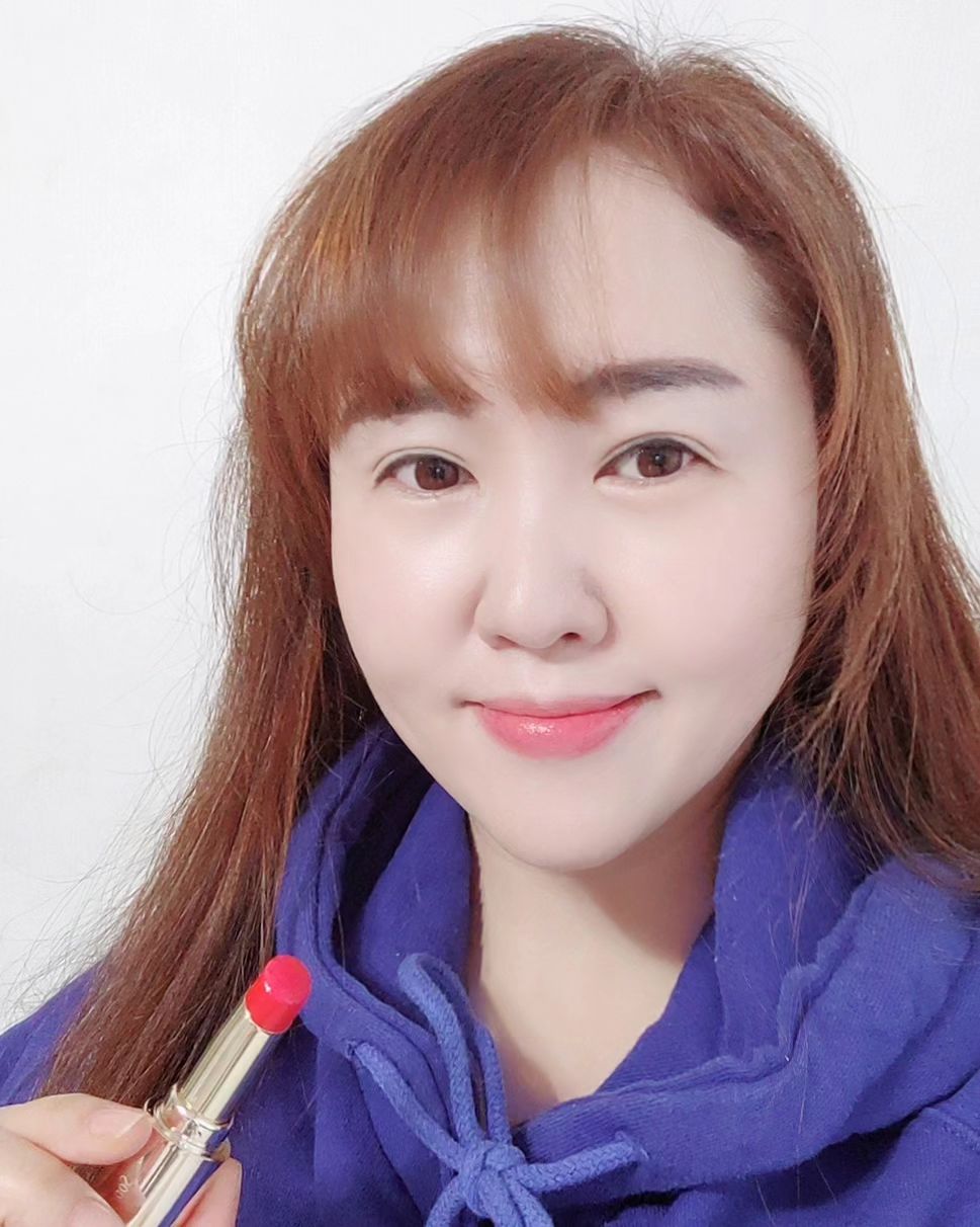 #협찬

생기있고 자연스러운 입술 연출이 가능한 
‘수려한 연 실크립밤‘ 

평소 선크림이나 톤업 크림만 바른 자연스러운 화장을하고 #연실크립밤 하나 발랐을뿐인데 약속 있는 사람 같다는 얘기를 
듣고 있어요 ♡

입술의 본연의 색을 살려 자연스러운 컬러 연출도 되고 
보습감도 넘 조은~~
좀 더 선명한 컬러를 원할땐 2번.3번.4번 덧바르기!
발색도 좋고 쉽게 지워지지 않아서 더 좋음요~

*

*진주: 미네랄과 아미노산이 풍부하여 예로부터 피부미용에 귀하게 여겨졌던 성분
*호박석: 250여가지의 자연 색깔을 가지고 있어 입술의 자연스러운 컬러 연출

sooryehanofficial
#수려한 #연실크립밤 #글로시립 #립케어 #고보습 #립밤추천