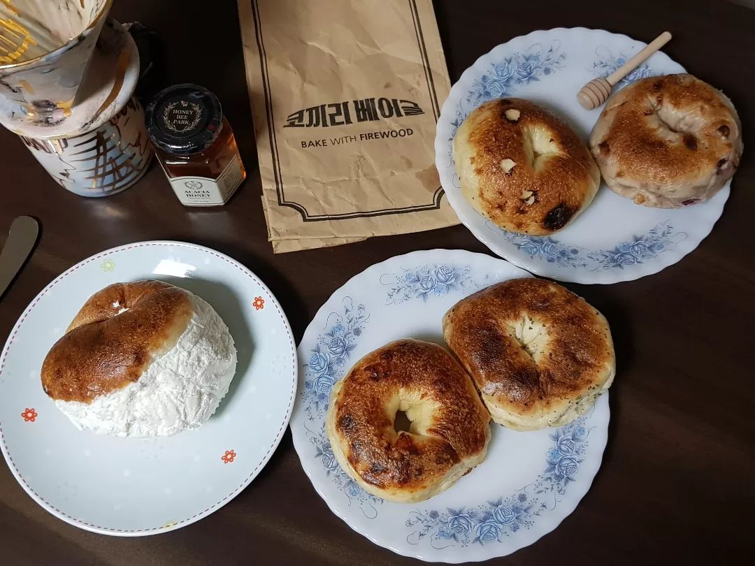#친구찬스 #코끼리베이글
덕분에 대단한 주말이 되었다ㅋ

왜  오픈런 하는지 이해되는 맛😋

크림치즈생크림은 1인당 3개 밖에 못산다던데, 그래서 더 소중하다🥰

물에 잘삶고 화덕에 잘구운걸까
베이글이 진심 쫄깃 쫄깃ㅋ

베이글은 지인분  베이킹한걸 먹은 이후로는 맛있는걸 못봤는데

꽤 만족스러웠다 !

지인분이 만들어 주시던 베이글과 베이글 샌드위치가 생각난다 ㅋ

#빵집맛집 #주말 #단상