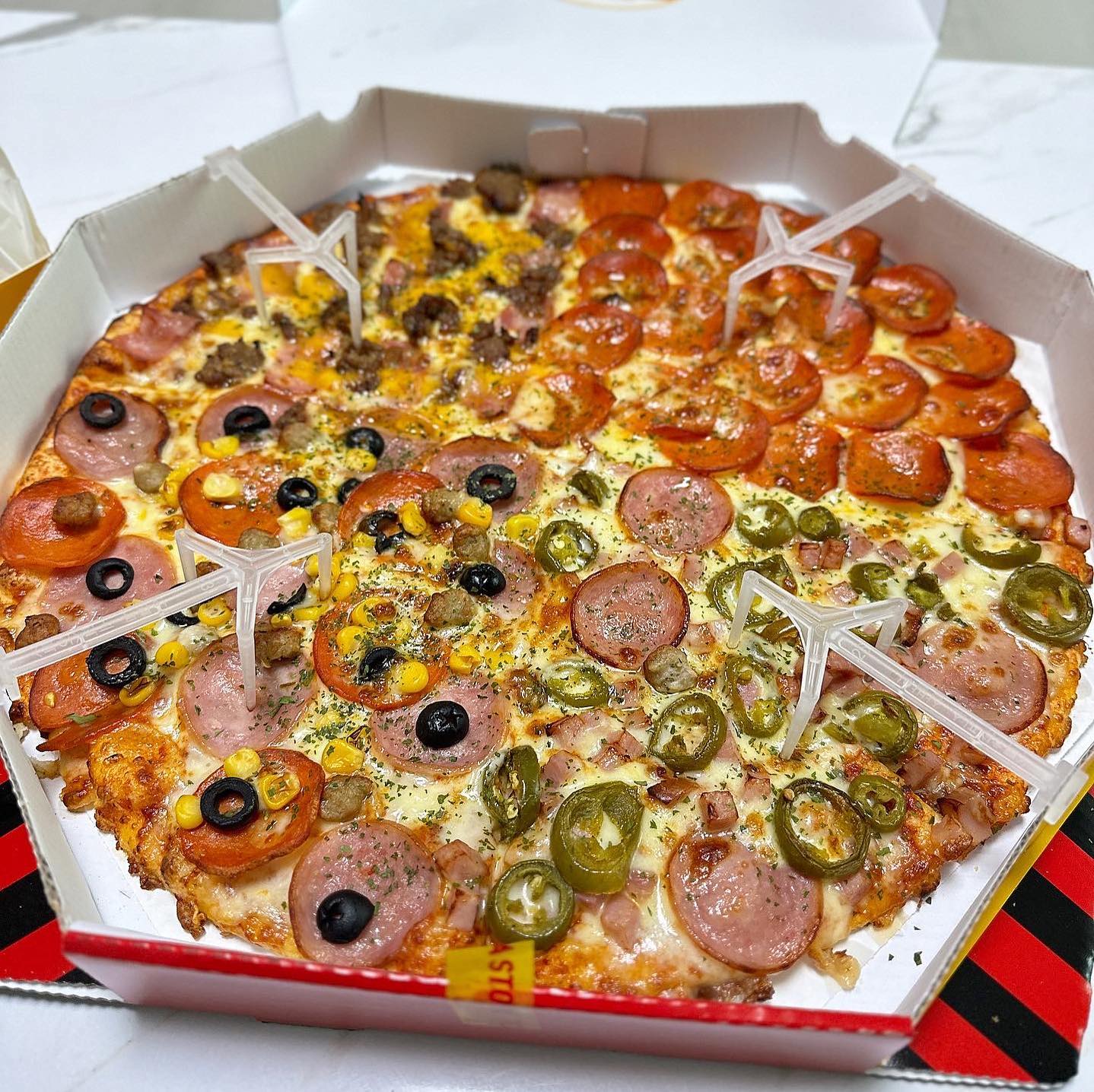 #협찬 📍피자스톰 울산남구점

안녕하세요 지난 주말 피자에 쏘맥했는데
넘 맛있어서 신랑이랑 둘이서 한판 다 먹었어요🍕
전메뉴 아낌없이 토핑 꽉 채워줘서 진짜 푸짐했답니다👍🏻
제가 주문한 메뉴는 포펙트피자로 4가지맛을 고를수 있었어요

🍕포펙트피자 23,400원
🍕4가지맛 선택 가능

✔️88 페퍼로니 
원래 기본 한판에 88개의 페퍼로니가 가득 채워져있대요!
평소에도 페퍼로니 피자 좋아하는데 
토핑 이렇게 많은건 첨이였어요
치즈도 듬뿍, 페퍼로니도 듬뿍 완전 내스탈🥰
 
✔️콤비 X 콤비네이션
일반 콤비네이션 피자보다 토핑이 2배 들어간
콤비 X 콤비네이션 피자에요 
역시나 토핑 대박에다가 질리지않는 콤비네이션 피자였어요🍕

✔️할라피뇨 페이버릿
피자 먹다보면 느끼할수도 있는데 
매콤한 할라피뇨가 느끼함을 싹~잡아주더라구요
고소한 스모크햄과의 조합까지.. 말해뭐해✨
사장님 원픽이라는데 진짜 피맥으로 추천하기 좋은 메뉴에요🍻

✔️체다 온 더 베이컨(+800원)
단짠단짠 조합을 원한다면 체다온더베이컨으로❗️
체다치즈와 베이컨, 직화불고기까지 
단짠단짠 최고의 조합이였어요👍🏻

.

4가지 종류 다 맛있었는데 저의 원 pick은
할라피뇨 페이버릿🍕이였어요❣️
피자도우 끝부분 항상 남기는 1인인데 피자도우도 얇고 
끝까지 토핑이 올려져있어서 남김없이 먹을수 있었어요
추가로 주문한 버팔로윙도 술안주로 최고❗️
피자 먹고싶을땐 피자스톰🍕 추천드려요💛

👉🏻
pizzastom_ulsan 

-
-

#울산피자 #울산피자맛집 #피자스톰 #울산피자스톰 #피자맛집 #포펙트피자 #피자추천 #배달맛집 #좋아요 #먹스타그램 #먹스타 #맞팔