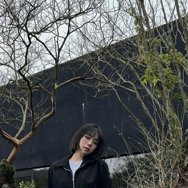 혜경/fashion on Instagram: "#광고 날도 슬슬 풀리는데 봄 옷 정도는 미리 준비해도 괜? 스웨이드가 두껍지 않아서 밑에 스트링 쪼으면 숏하게 연출하기도 좋은 것 같슈🩶 또한 최애 투지퍼라서