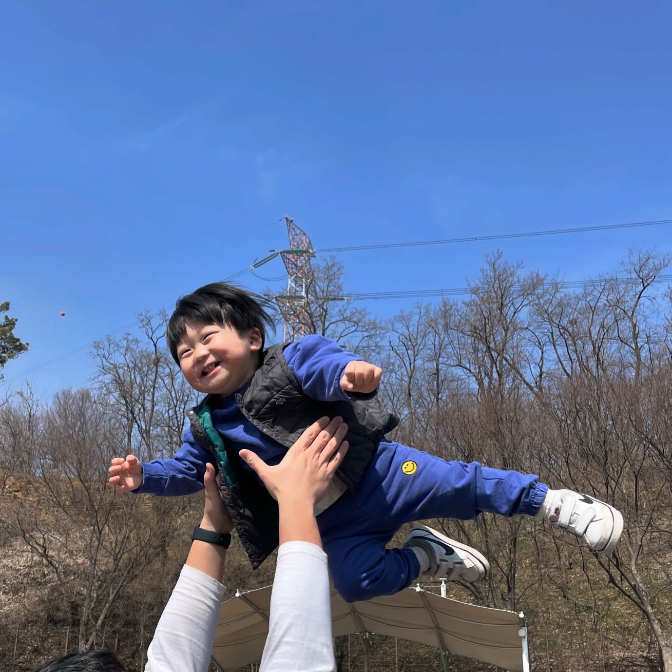 ㅋㅋㅋ신난 밍구✈️✈️✈️
요즘 오후에 따듯해서 놀기 좋아요 🤗
.
.
#어린이집룩 #20개월아기 #20 개월 #호랑이띠아기 #어린이집코디 #등원길 #남아 #남아코디 #남아룩 #남아패션 #남아옷 #등원샷 #어린이집등원길 #어린이집등원 #인천대공원 #아기랑주말 #아기랑갈만한곳 #아기랑가볼만한곳