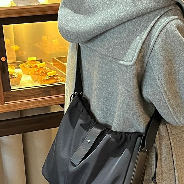  🅳🅳🆄🅻🅸_🅳🅳🆄🅻🅸 on Instagram: "올만에 김포 넘나 조쿠먼

▪️가방정보
나일론 소재로 가볍고 인조가죽 가방끈으로 고급스러움을 한층 더한 휘뚜루 마뚜루 가방이에요. 바리바리스타들이 좋아할 수납력을 가졌답니다. 아이패드도 충분히 들어가는 크기로 양옆을 줄였다 늘렸다 사용이 가능해요. 
(구매처 링크 https://naver.me/xBsWfNBe )

#광고 #다비글로우 #아이패드가방 #여행가방 #핸드폰가방 #여성가방 #크로스백 #가방 #협찬"
