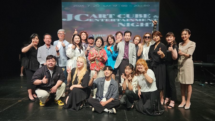 JC엔터테이먼트 첫출발 공연이 성공적으로 마쳤습니다:)
방문해주신분들과 응원주신 모든분들께 감사드립니다💕

#제이씨엔터테이먼트 #더퀸즈 #드림퀸즈 #써드보이스
#체크메이트 #반오 #글램퍼스 #몰리 #이진철밴드 #해랑