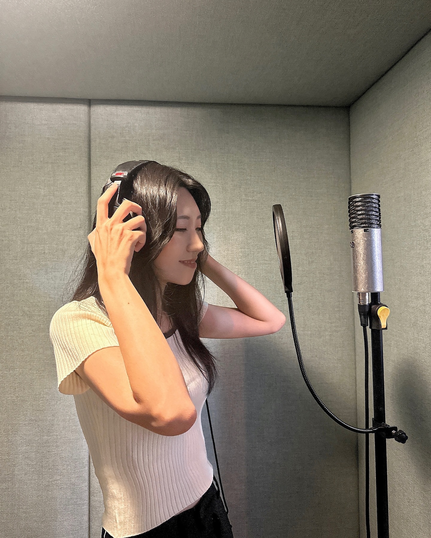 클럽소울아카데미에서 보컬 레슨받고 왔어요!!🎙️
노래부는 걸 좋아해서 코인노래방에 친구들이랑 종종 가곤 했는데
한 번도 발성법이나 트레이닝을 받은 적이 없어서
한 번쯤 꼭 받고 싶었는데 좋은 기회로 받고 왔습니다ㅎㅎㅎ

엔터 직영점, 유럽 대학 출신 원장님이
17년 전통 보컬 전문 학원 운영 중이신데
기초적인 발성법부터 구체적으로 배울 수 있었고
노래를 하나 선택해서 피드백을 바탕으로
발성법을 강화시켜주는 훈련을 하면서 노래를 구체적으로 코칭해 주셔요!! 친절하게 따라 하기 쉽게 잘 알려주셔서 좋았어요💡

약간 목소리가 허스키한 편이고 말할 때
힘을 빼고 말해서 소리가 퍼지는 편인데 정확하게 캐치하셨고
소리를 모으는 법을 알려주셔서 고음 부분이나
전반적으로 소리 내는 법을 배울 수 있었어요~ 🎼

덕분에 발성법까지 교정 받아서 더 힘 있는 목소리가 되었답니다
한 번으로 꽤 나아진 것 같아서 시간날 때 꾸준히 받아보고 싶네요
여러 노래를 부르면서 발음도 디테일하게 교정 받을 수 있어서 좋았어요~ 어색한 부분을 자연스럽게 부르는 법도 알려주십니당
제가 좋아하는 노래들 위주로 코칭 받았는데
양파 사랑 그게 뭔데, 지아 술한잔해요가 제 최애곡이에요🫶🏻
열심히 배웠으니 계속 앞으로 발성법을 다듬어보려고요!!

클럽소울아카데미는 수강생을 위해서 
다양한 연습실을 보유하고 있는데 연습 공간이 꽤 많았어요!!
수업이 없을 때는 혼자서 연습하기 위한 공간이라고 하더라고요

지하에는 공연할 수 있는 무대도 있는데 
힙해서 한 컷 남기고 왔답니다ㅋㅋㅋ 힙합 스테이지🎤
지하 무대에서 정기공연도 매번 활성화해서 진행하고 계시고
학생들의 실력 향상을 위해 매주 버스킹 진행한다고 하시네요
11월 말부터 정기공연 예정이라니 많은 관심 부탁드려요!!✨

#협찬 #리뷰노트 #보컬레슨 #진주보컬학원 #진주클럽소울 #진주클럽소울아카데미 #진주공연 #보컬학원 #보컬트레이닝 #음악학원