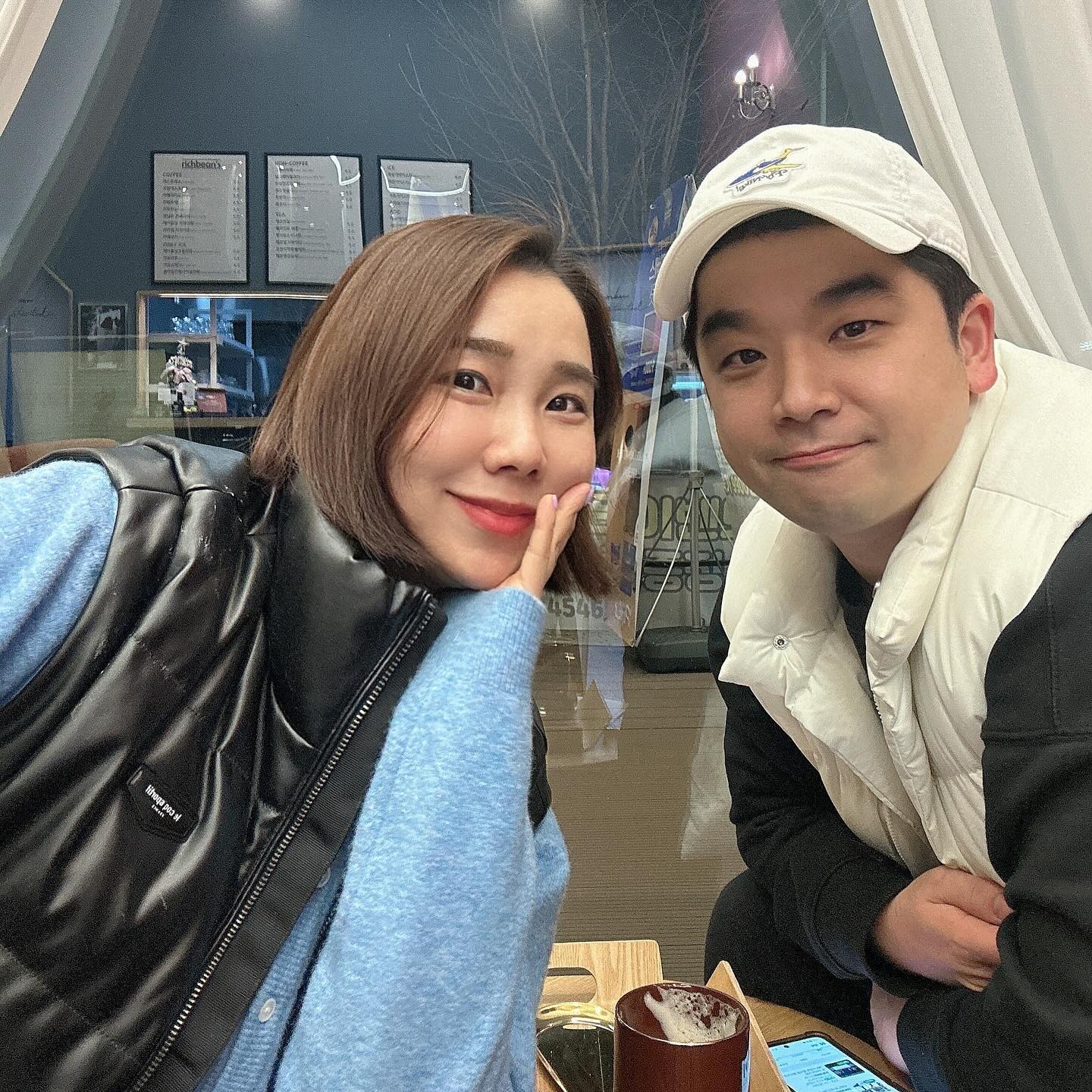 -

우리부부 💗 오랫만에 애들맡기고 카페투어 
저번엔 닭발 뜯고 이번에는 마사지로 ㅎ 
그냥 카페아니고 안마받고 커피마시는
#힐링카페리치빈스 ☕️

#운양동카페 추천 
이벤트중이라 30분가격으로 50분 vip코스
#안마기 받고 루이보스티 마셨는데
이게 바로 힐링이지 
마사지받는내내 꿀잠.. 🌟

#엄마또나가도되지 #자유부부 #운양동 #운양동안마카페 #안마기추천 #휴테크안마의자 #집에들여야겠어요 #토끼부부폴더 #육아힘내보자 #협찬