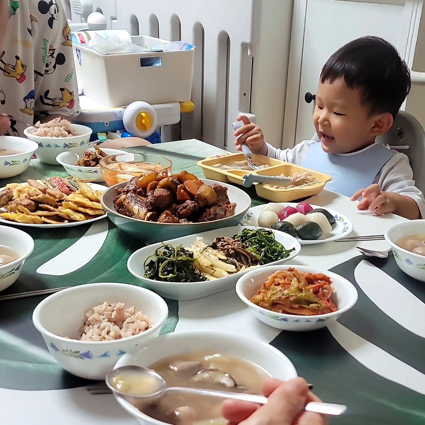 ,
+610Day👼
라온이와 두번째 보내는 추석
아빠가 근무인지라 
집에서 조촐히 보내다보니
음식도 많이 못하고 구색만 맞춘..
#갈비찜 #나물 #토란국 #송편
#동그랑땡 #꼬지전 #동태전 #육전

라온이도 토란국에 전 냠냠
어른들 음식 삼삼하게 해서 다같이 먹으니까
더 맛있게 잘 먹어주네 😆😆

#추석밥상 #가족밥상 #한가위만같아라