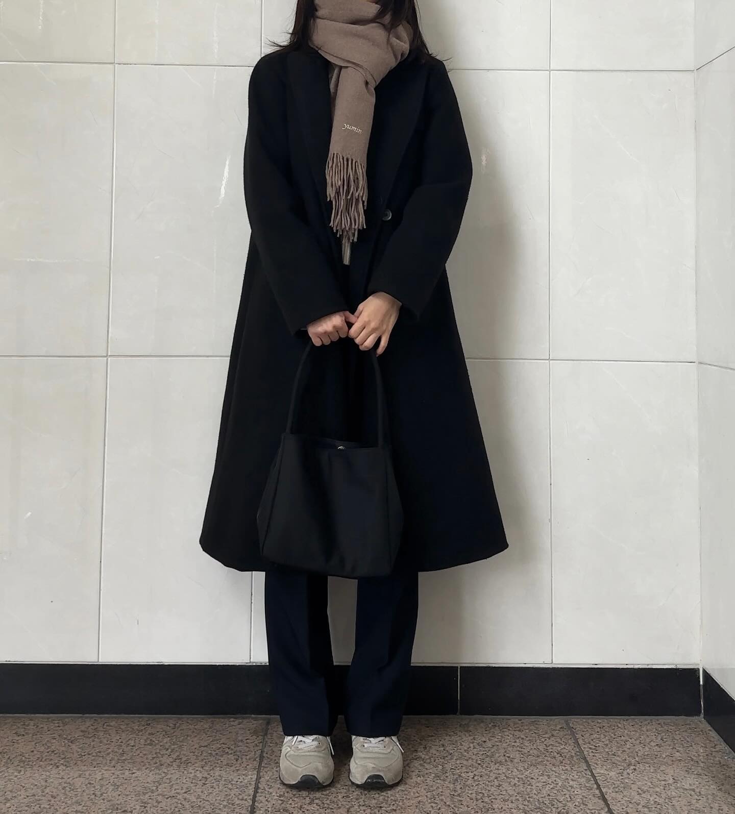 #직장인코디 #출근룩 #dailylook #코트코디 
☁️ -3° / 4°

푸핫..🤣
내일 일찍 마치고 본가 갈 생각하니까 너무 행복해요 ㅠㅠ
몸은 피곤하지만 정신은 똘망한! 그런 수요일입니다 ㅎㅎ

Outer. slow.and 
Top. 98.c_project 
Bottom. withyoon.official 
Shoes. newbalance