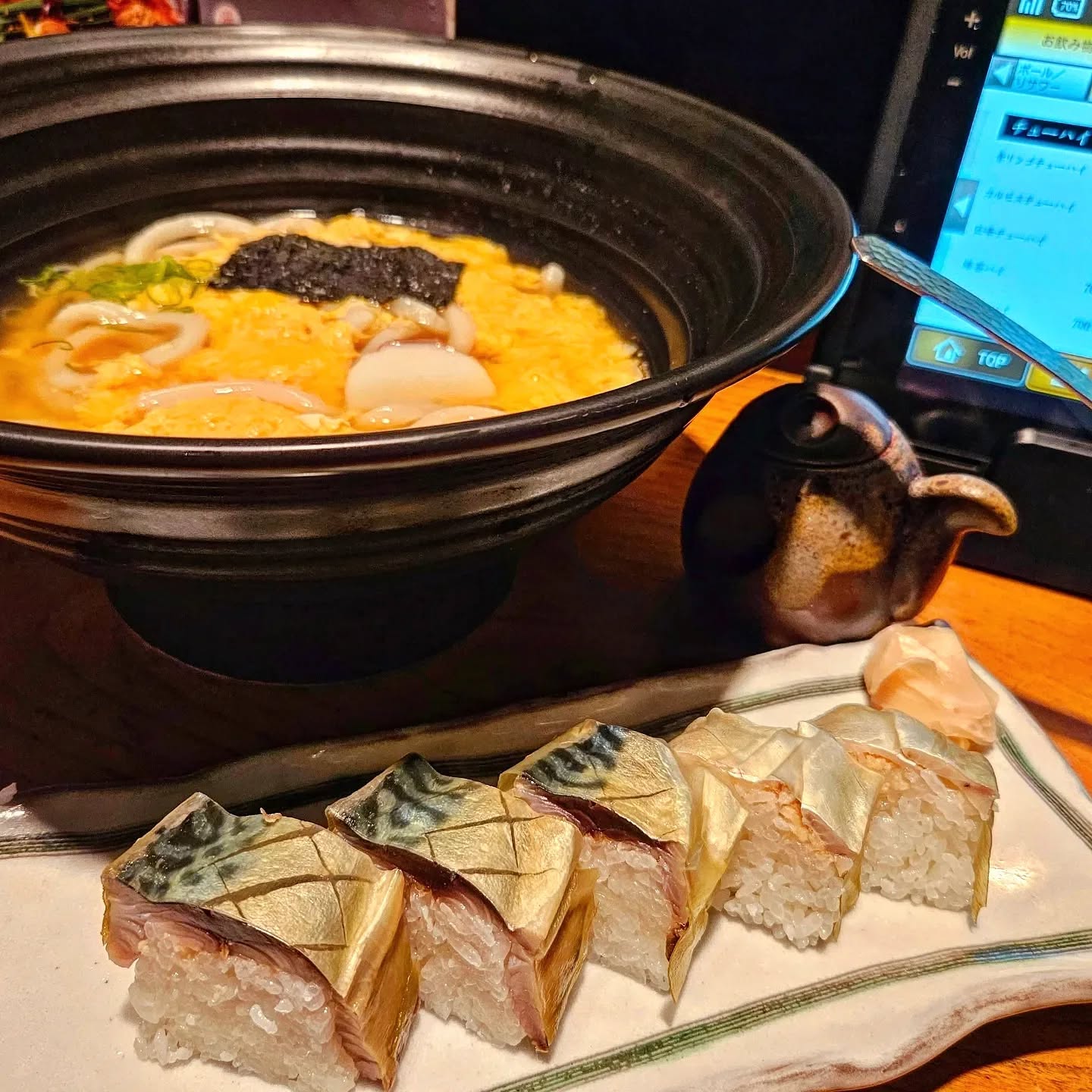 🎈츠루동탄 소에몬쵸점  つるとんたん 
주소: 3-17 Souemoncho, Chuo Ward, Osaka, 542-0084 
오전 11시부터 오전 8시까지하는 밥집+술집이 오사카에⁉️🧐

고등어 초밥을 꼭 먹어보고싶어서 방문하려 했는데 낮이나 밤이나 웨이팅이 항상 있더라구요😲 일본 전통술집 분위기에 식사부터 술안주까지 메뉴도 엄청엄청 다양하고 오사카에서 이렇게 늦게,,? 일찍,,?🙉까지나 24시간 하는 곳이 거의 없어서 더 인기가 많나봅니다!!❣️ 

밤 12시에 출출해서 계란우동과 고등어초밥에 맥주와 사케 하나씩 시켰어용🍜🍣 그런데,,, 우동 시킬면서 뭔가를 1개, 1.5개, 2개 등등등 선택할수 있길래 에라 모르겠다며 2.5개로 주문했더니,, 면이 2.5인분이라네요,,?🤣🤣 우동보고 얼마나 당황했던지,,🤭 그릇 크기가 사진에 안담기는데 애기 목욕 대야로 써도 될 정도였어요.. 왕쫄깃 식감의 우동면을 3인분까지 추가금 없이 선택할 수 있다니 킹갓성비🥹💜 고등어 초밥은 위에 얇은 초생강만 벗겨내면 비린내 하나도 없이 쫀맛이므니다..🫶 편의점 음식 대신 먹으러 간건데 의외로 기대이상이라 또다시 야식 먹으러 들릴것 같아요😚👏👏