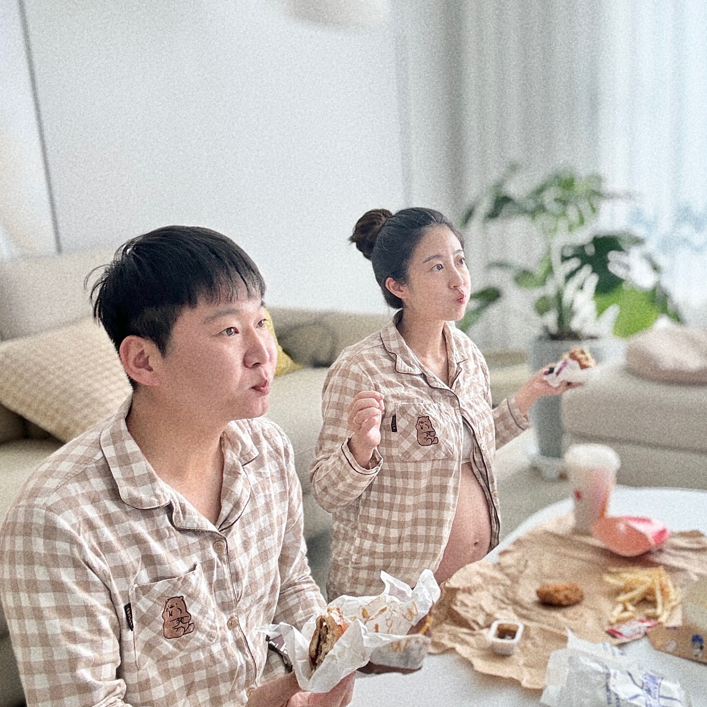 ୨୧

특별한 포즈 연습 없이 햄버거 먹으면서 틈틈히 찍고 있었는데
어쩌다 남편이랑 둘이 똑같이 먹는 모습 찰칵 - 📸
어디서 많이 본 얼굴인데 싶었는데 하귤이 입체초음파랑 닮았네.

투표 결과 엄마 입이 많이 나왔는데 그런것 같기도하고 .. 
 
 
 
#셀프홈스냅 #홈스냅 #만삭사진