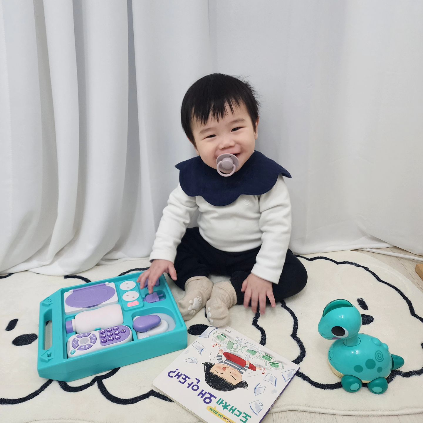 #무료제공 이지만, 진심을 담은 솔직후기 
#블루래빗_우리아기첫토이북
블루래빗 도서와 교구로 책육아를 접한지 
벌써.. 10주차 된 민해니네에요◡̈⋆*

아이가 너무 빨리 크는 것 같아 흐르는 시간이 아쉽지만,
하루하루 성장하는 민효니를 보니 나름 뿌듯한 것 같아요❤︎
블루래빗을 통해 정서적 교감이 잘되고, 단계별로 발달되는게 
제 눈에 보여져서 더욱 그런듯해요😍 

오늘은 블루래빗 첫 토이북세트를 받자마자 제 눈에 쏘옥! 
들어왔던 ❝내맘대로 OK BOX❞를 소개해드릴게요! 👌
저는 진짜 이 교구보자마자 세상좋다🤭 
라는 말이 절로 나오더라구요ㅋㅋ

기기시작할 때 아기들이 제일 먼저 관심을 갖는 것들!! 
코드 아닌가요?🥲 특히나 조용하면 100% 사치고 있잖아요?
민해니도 한 때 충전기 먹고, 코드 구멍 쑤시고, 로션 빨아먹고, 
펌프 눌러서 짜고, 물티슈 다 뽑아내고..어휴🤦🏻‍♀️
 
❝내맘대로 OK BOX❞는 안돼! 하지마! 부정적인 말이 아닌 
실제로는 절대 안돼지만, 장난감을 직접 만지고, 탐구하며 
스스로 호기심을 해소시켜줄 수 있는 놀이교구에요~ 

그리고 명작도서와 알록달록 예쁜 인성발달그림책까지 
정말 보면 볼수록 알찬 구성 블루래빗이랍니다!

𝒕𝒉𝒂𝒏𝒌𝒔 𝒕𝒐_ bluerabbit_official_korea
.
.
.
#아이전집추천 #블루래빗첫토이북 #추천도서